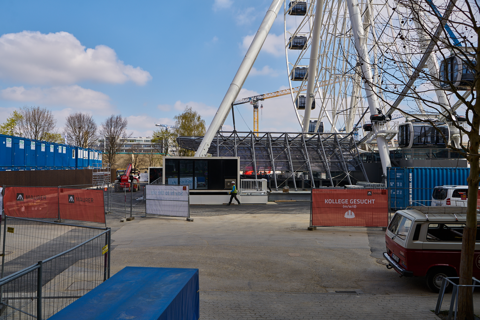 06.04.2019 - Die Zugänge zu dem Riesenrad werden ausgebaut.