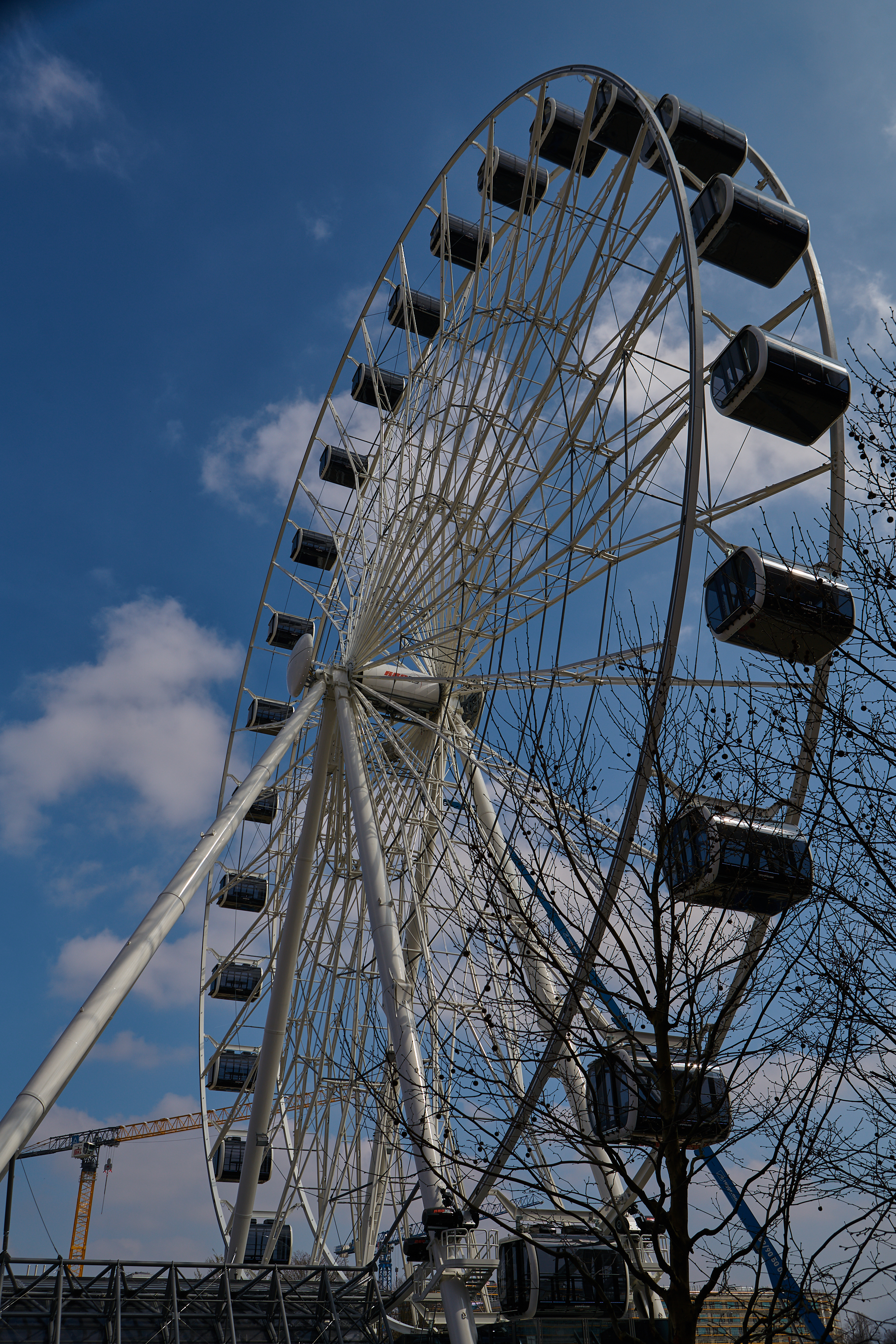 06.04.2019 - Die Zugänge zu dem Riesenrad werden ausgebaut.