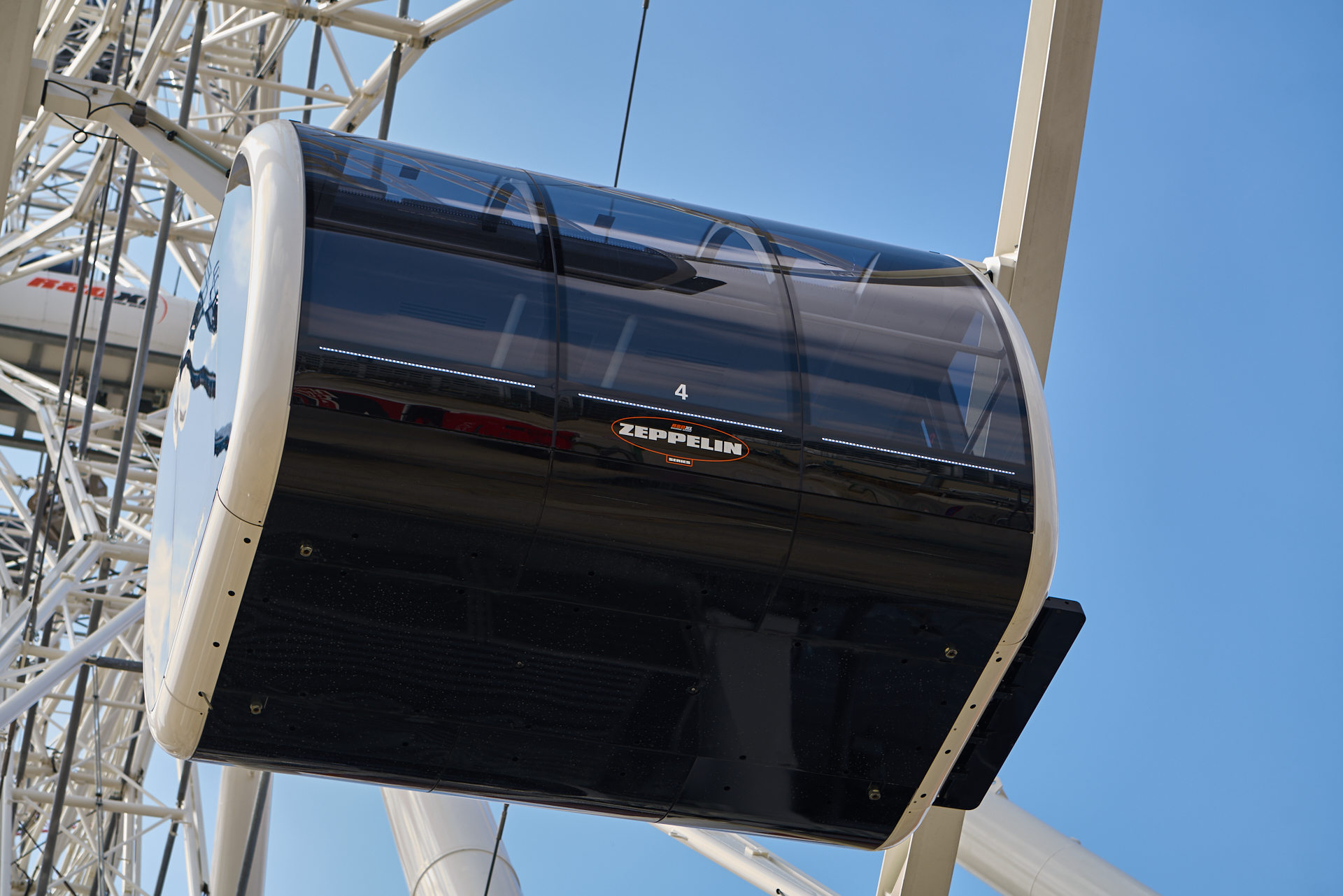 06.04.2019 - Die Zugänge zu dem Riesenrad werden ausgebaut.