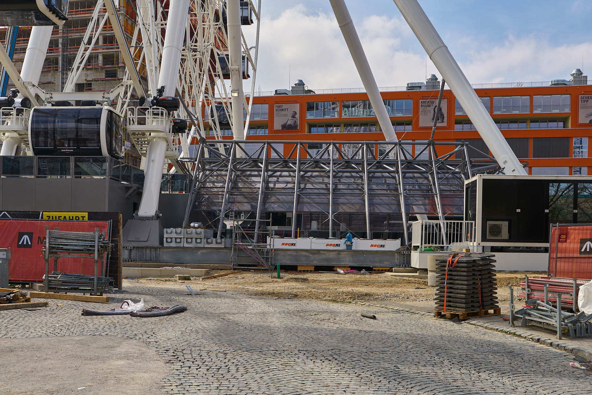 06.04.2019 - Die Zugänge zu dem Riesenrad werden ausgebaut.