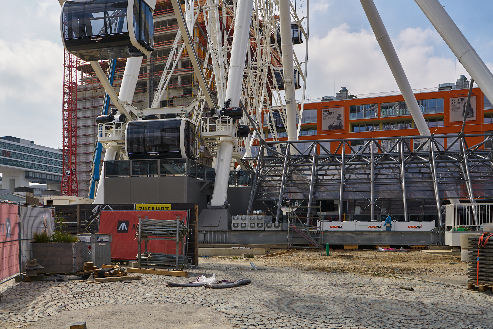 06.04.2019 - Die Zugänge zu dem Riesenrad werden ausgebaut.