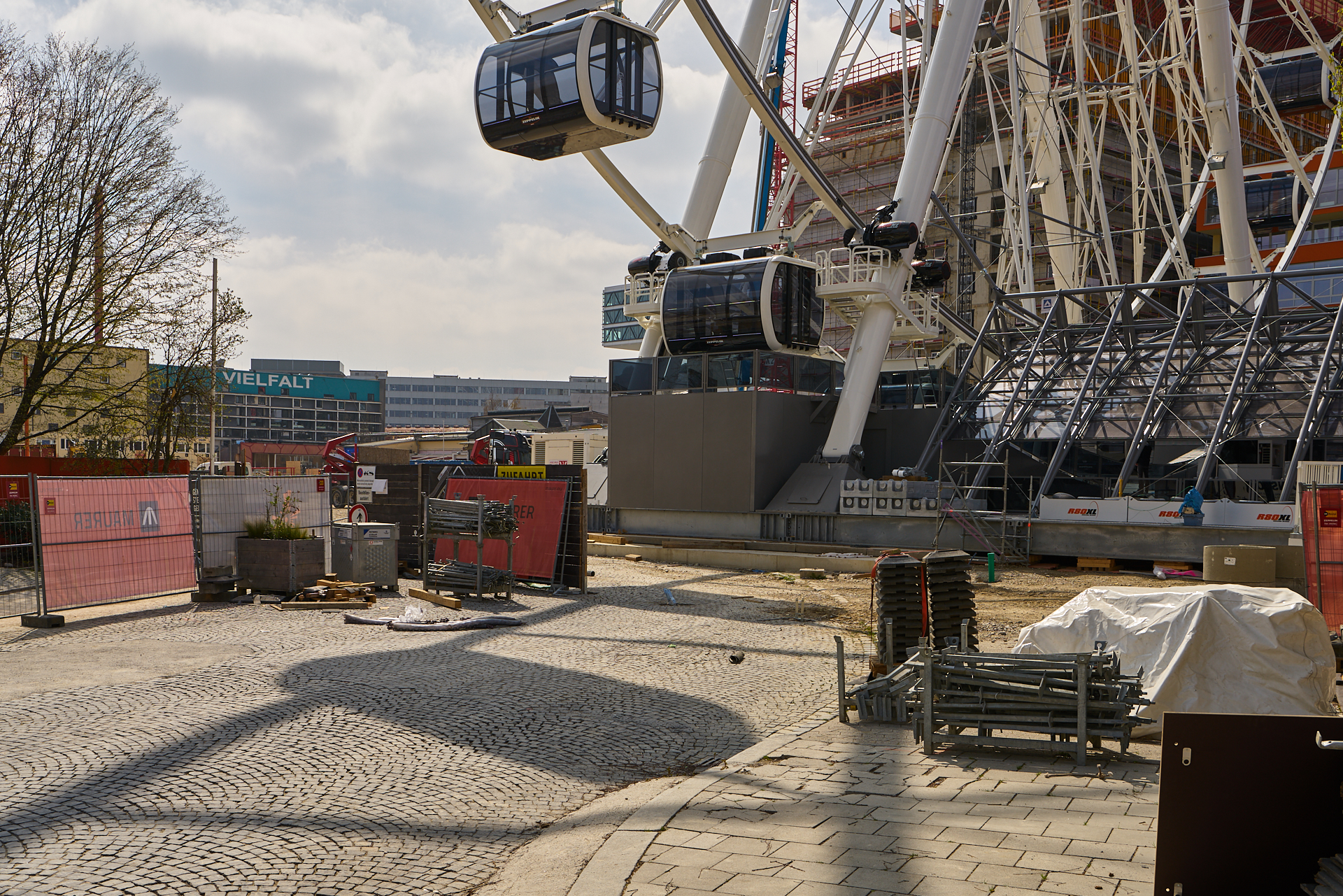 06.04.2019 - Die Zugänge zu dem Riesenrad werden ausgebaut.