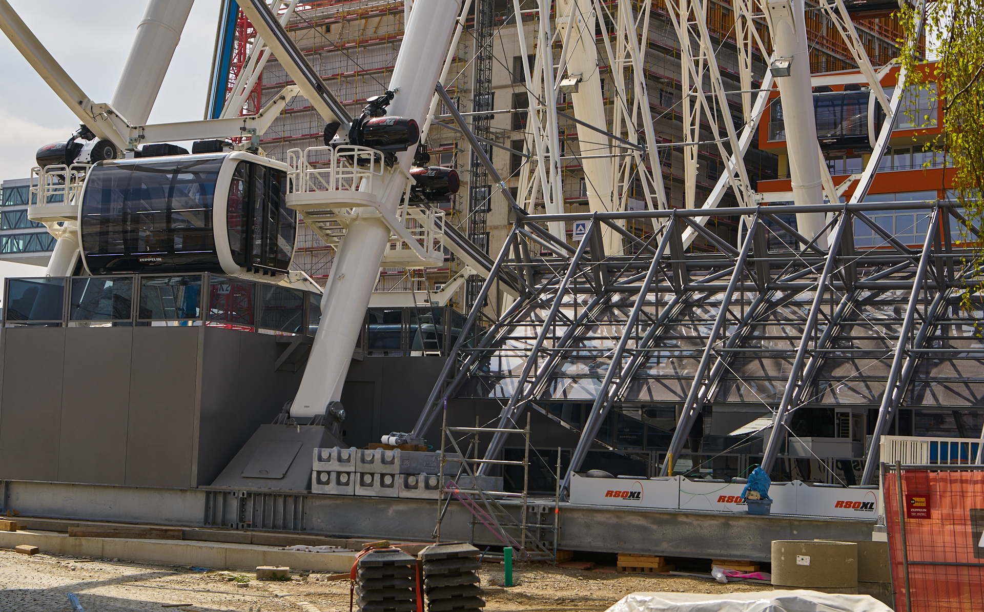 06.04.2019 - Die Zugänge zu dem Riesenrad werden ausgebaut.