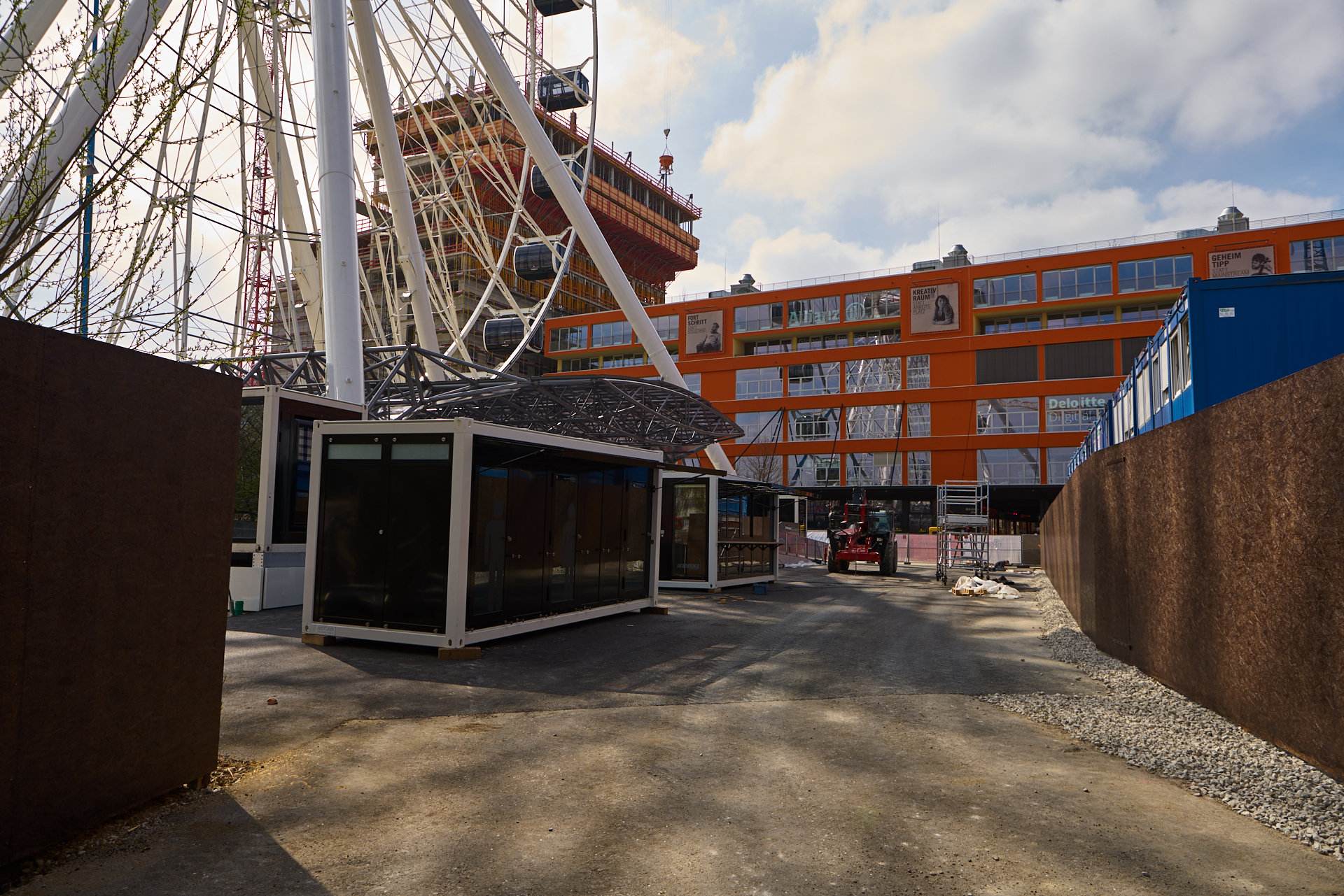 06.04.2019 - Die Zugänge zu dem Riesenrad werden ausgebaut.