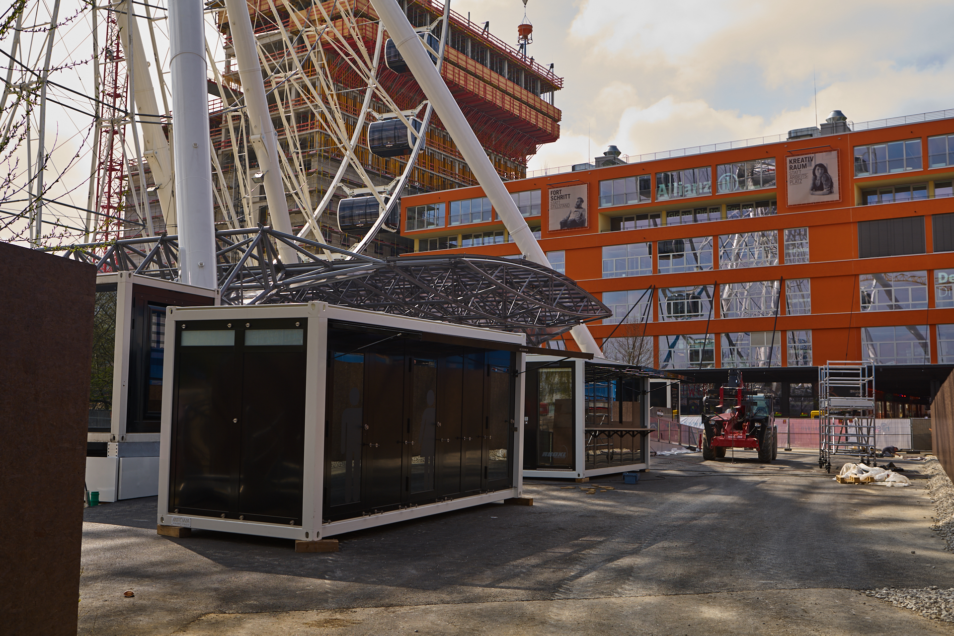 06.04.2019 - Die Zugänge zu dem Riesenrad werden ausgebaut.