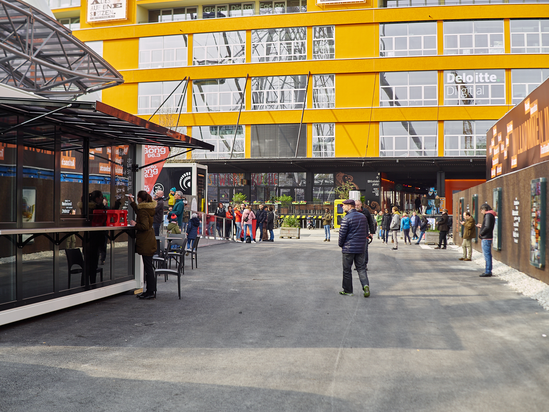 14.04.2019 - Jungfernfahrt des weltgrößten transportablen Riesenrades im Werksviertel