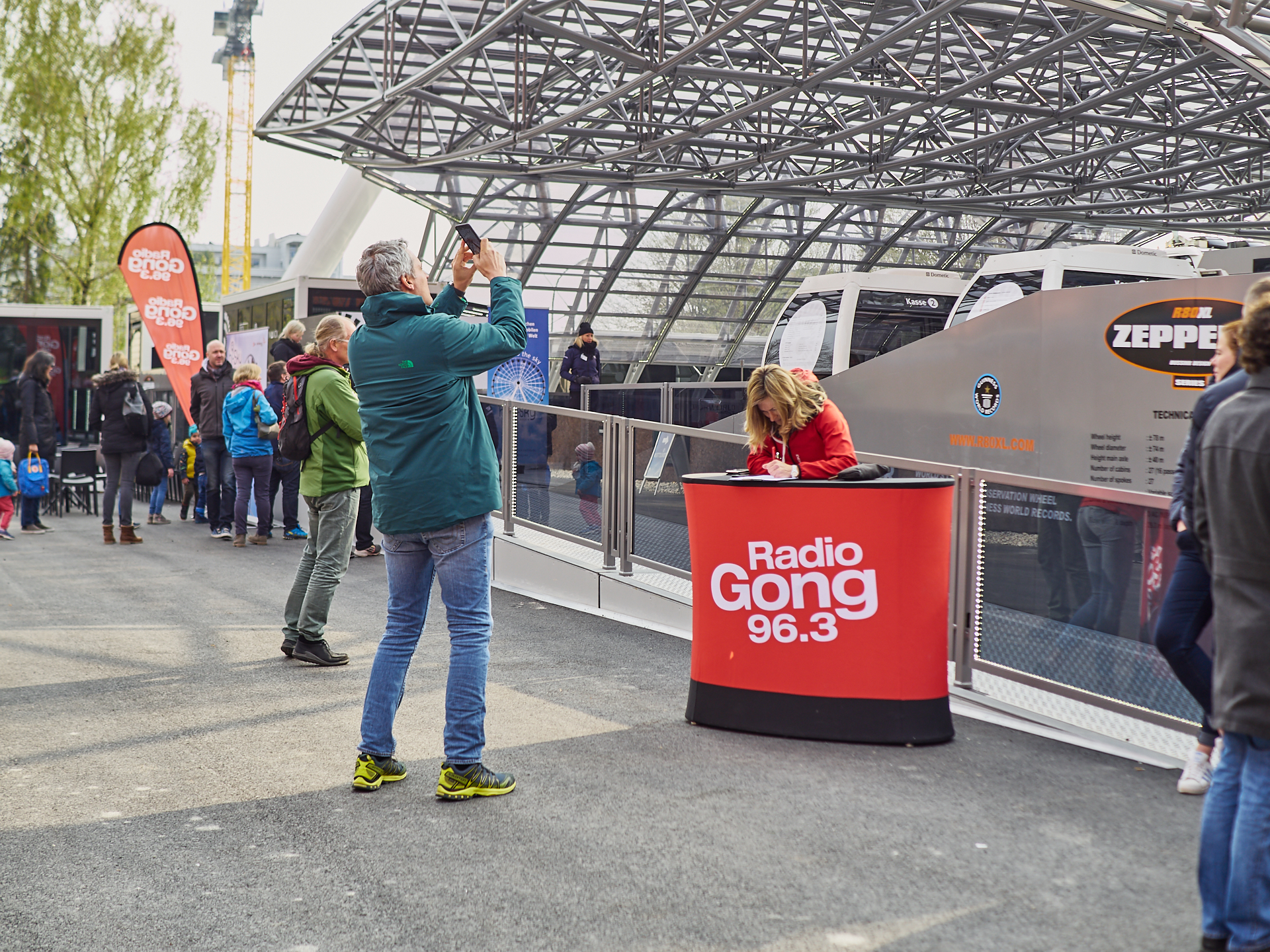 14.04.2019 - Jungfernfahrt des weltgrößten transportablen Riesenrades im Werksviertel
