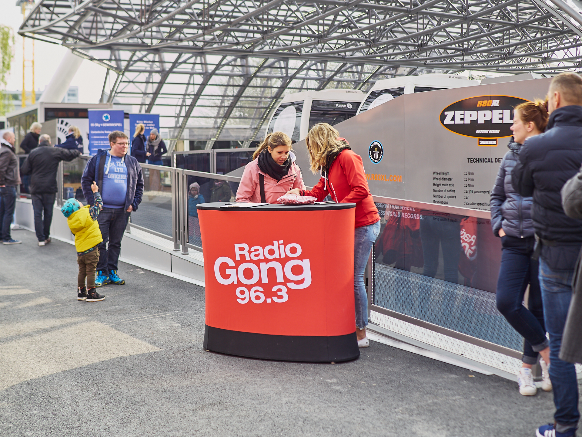 14.04.2019 - Jungfernfahrt des weltgrößten transportablen Riesenrades im Werksviertel