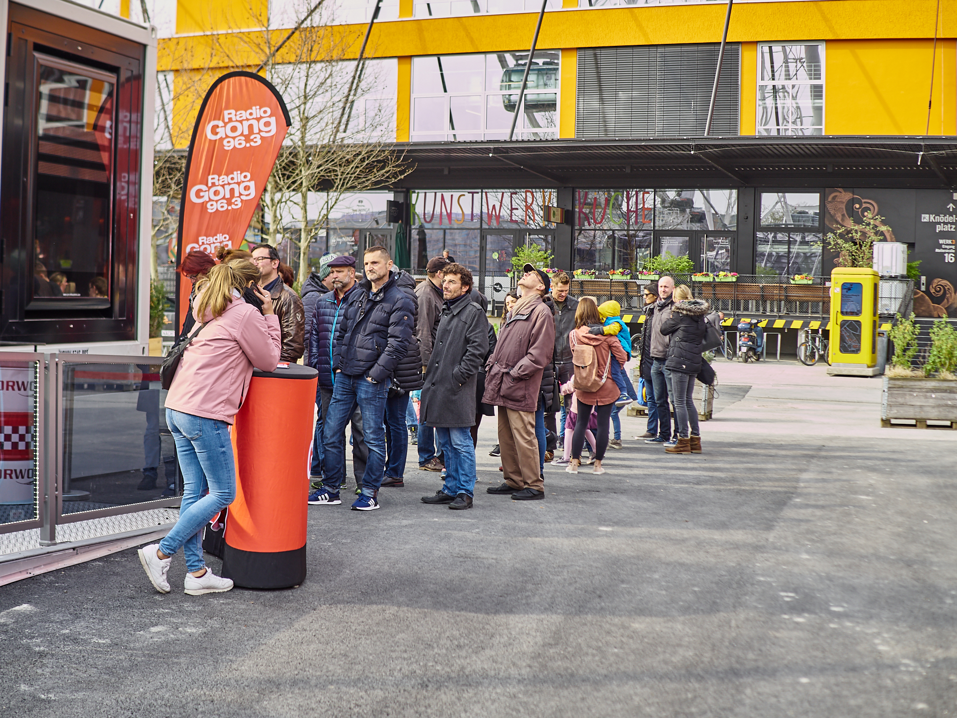 14.04.2019 - Jungfernfahrt des weltgrößten transportablen Riesenrades im Werksviertel