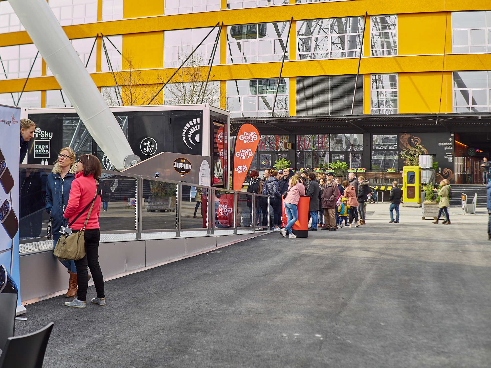 14.04.2019 - Jungfernfahrt des weltgrößten transportablen Riesenrades im Werksviertel