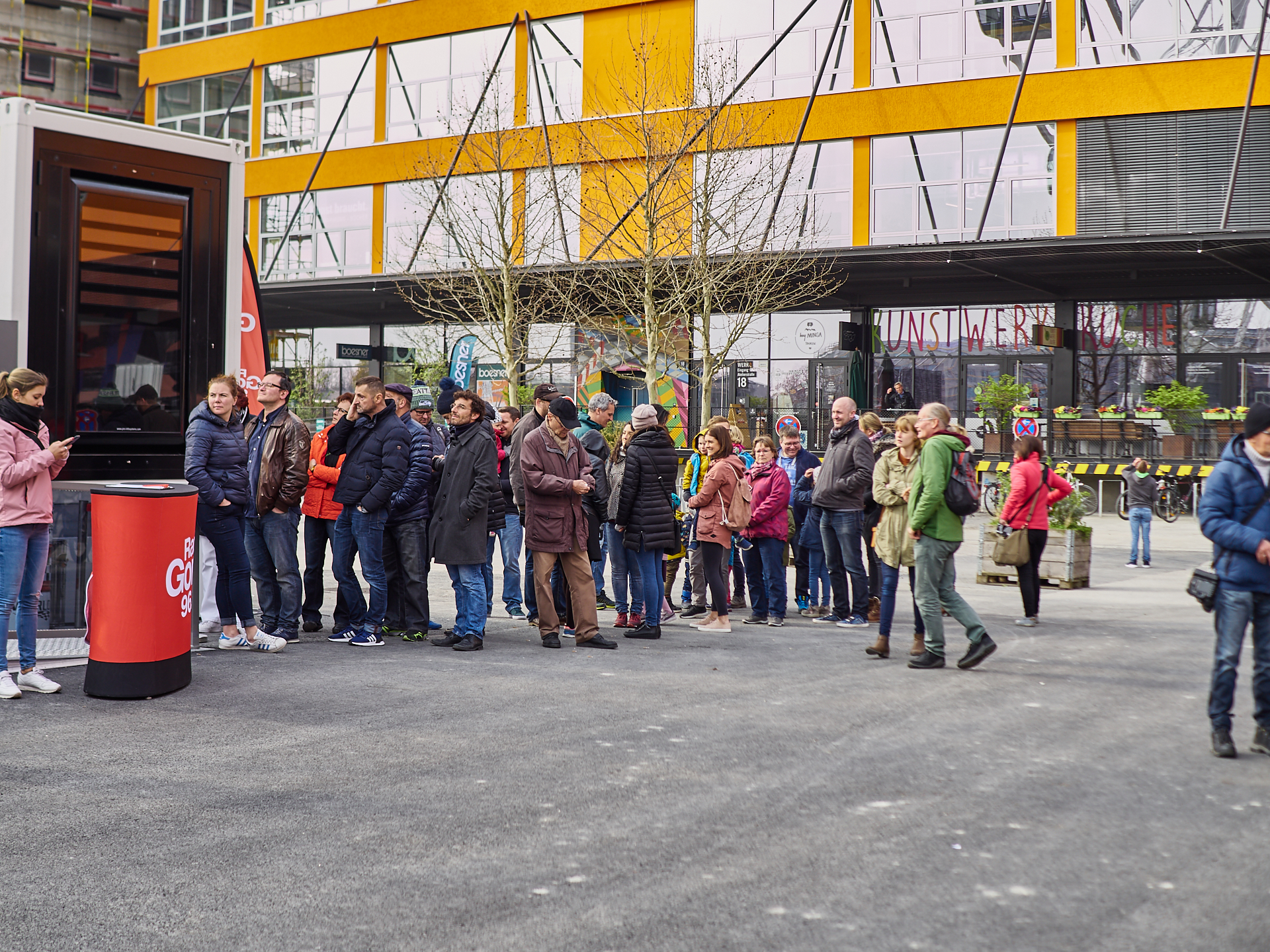 14.04.2019 - Jungfernfahrt des weltgrößten transportablen Riesenrades im Werksviertel