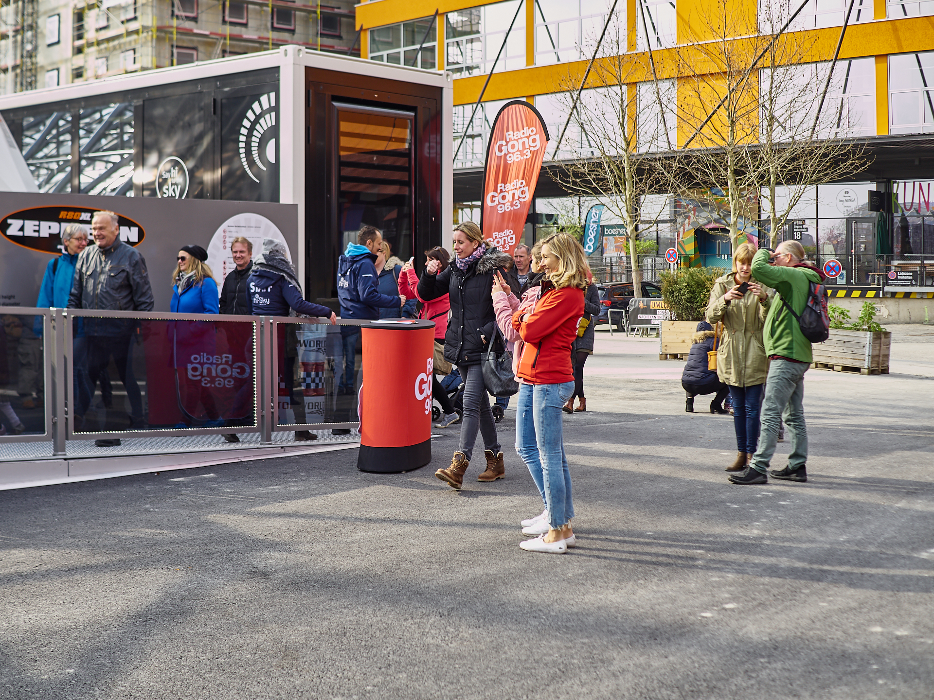 14.04.2019 - Jungfernfahrt des weltgrößten transportablen Riesenrades im Werksviertel