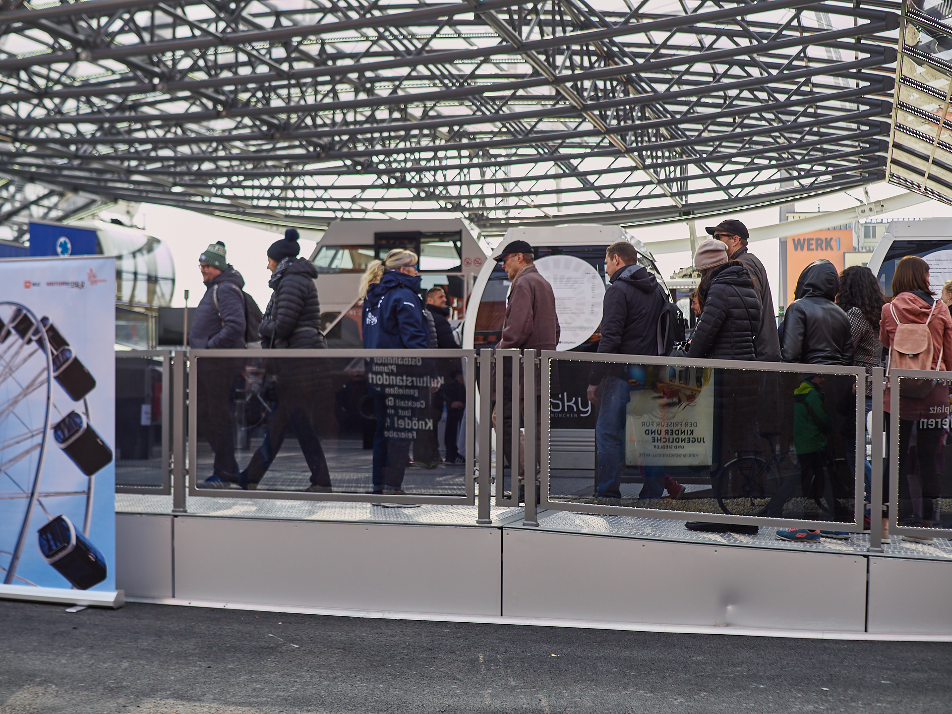 14.04.2019 - Jungfernfahrt des weltgrößten transportablen Riesenrades im Werksviertel
