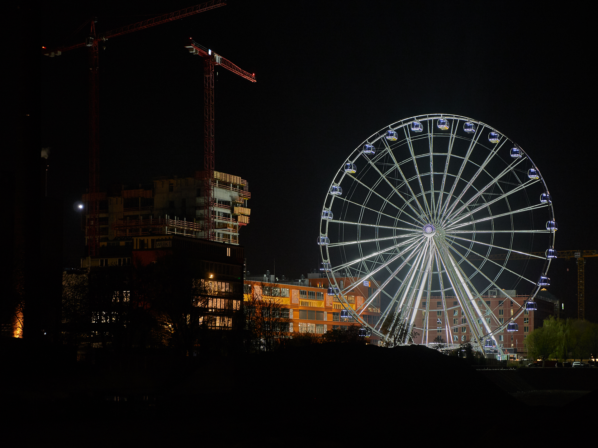 15.04.2019 - Das Riesenrad im Werksviertel in der Dämmerung und in der Nacht