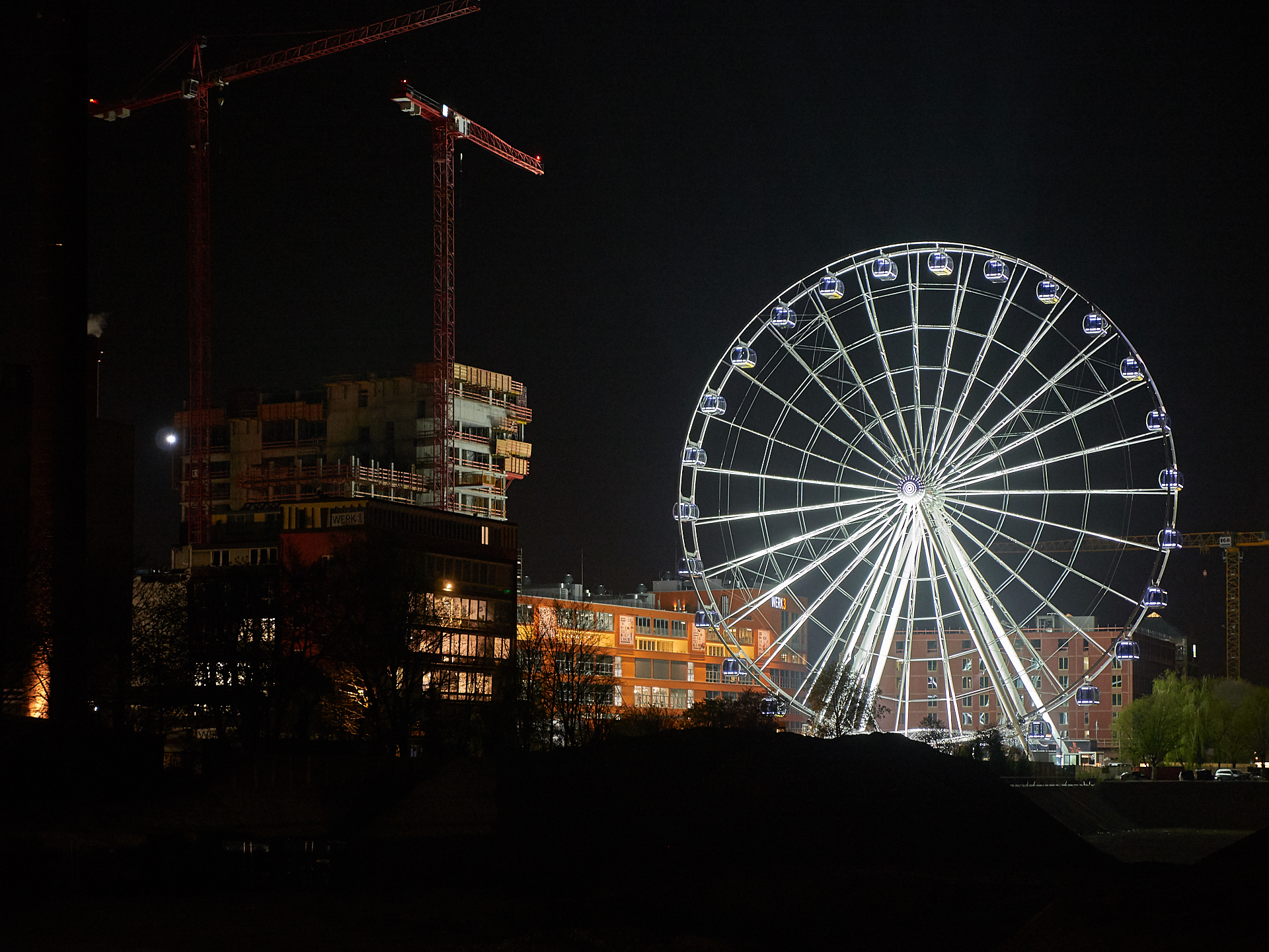 15.04.2019 - Das Riesenrad im Werksviertel in der Dämmerung und in der Nacht