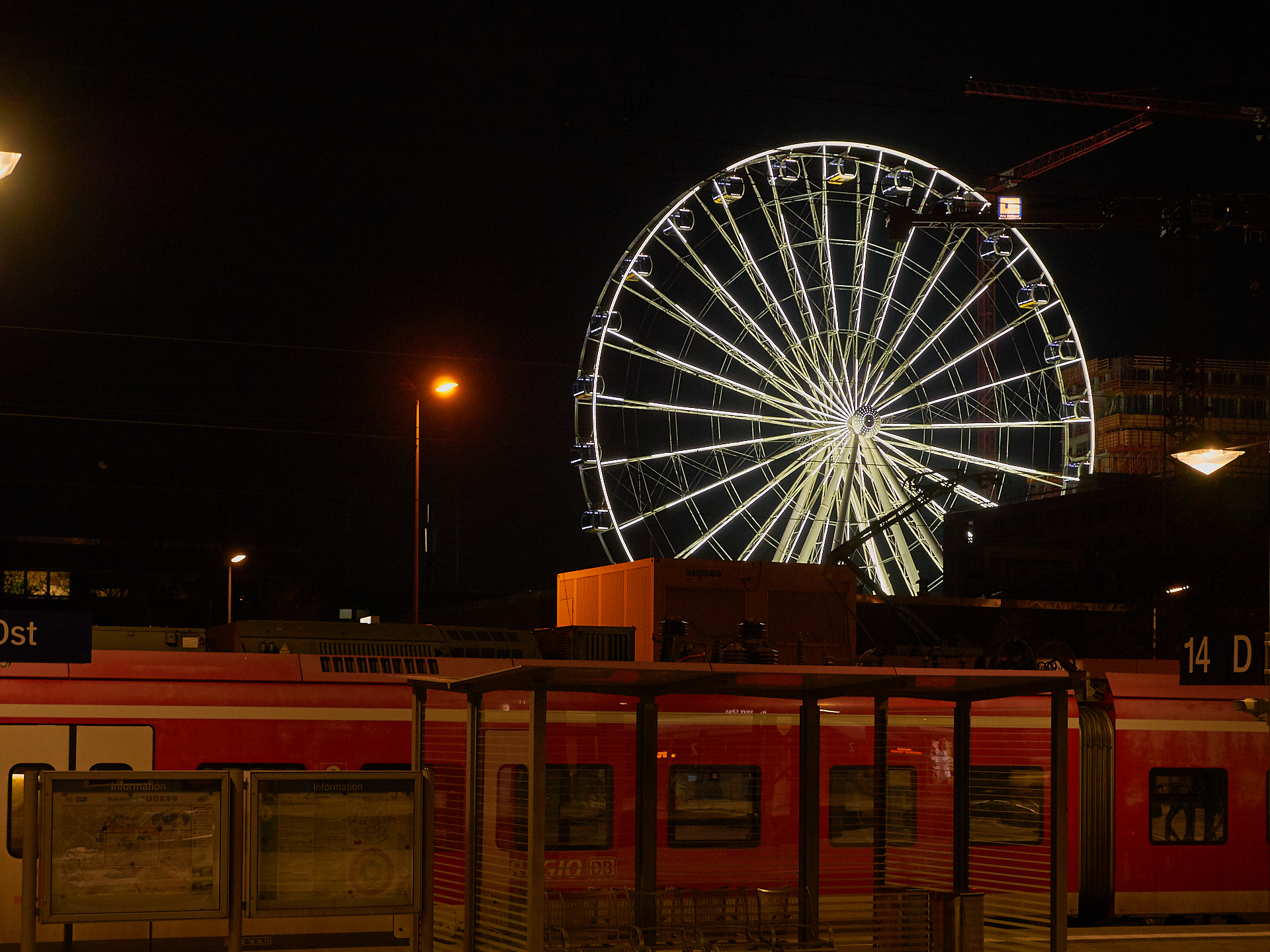 15.04.2019 - Das Riesenrad im Werksviertel in der Dämmerung und in der Nacht