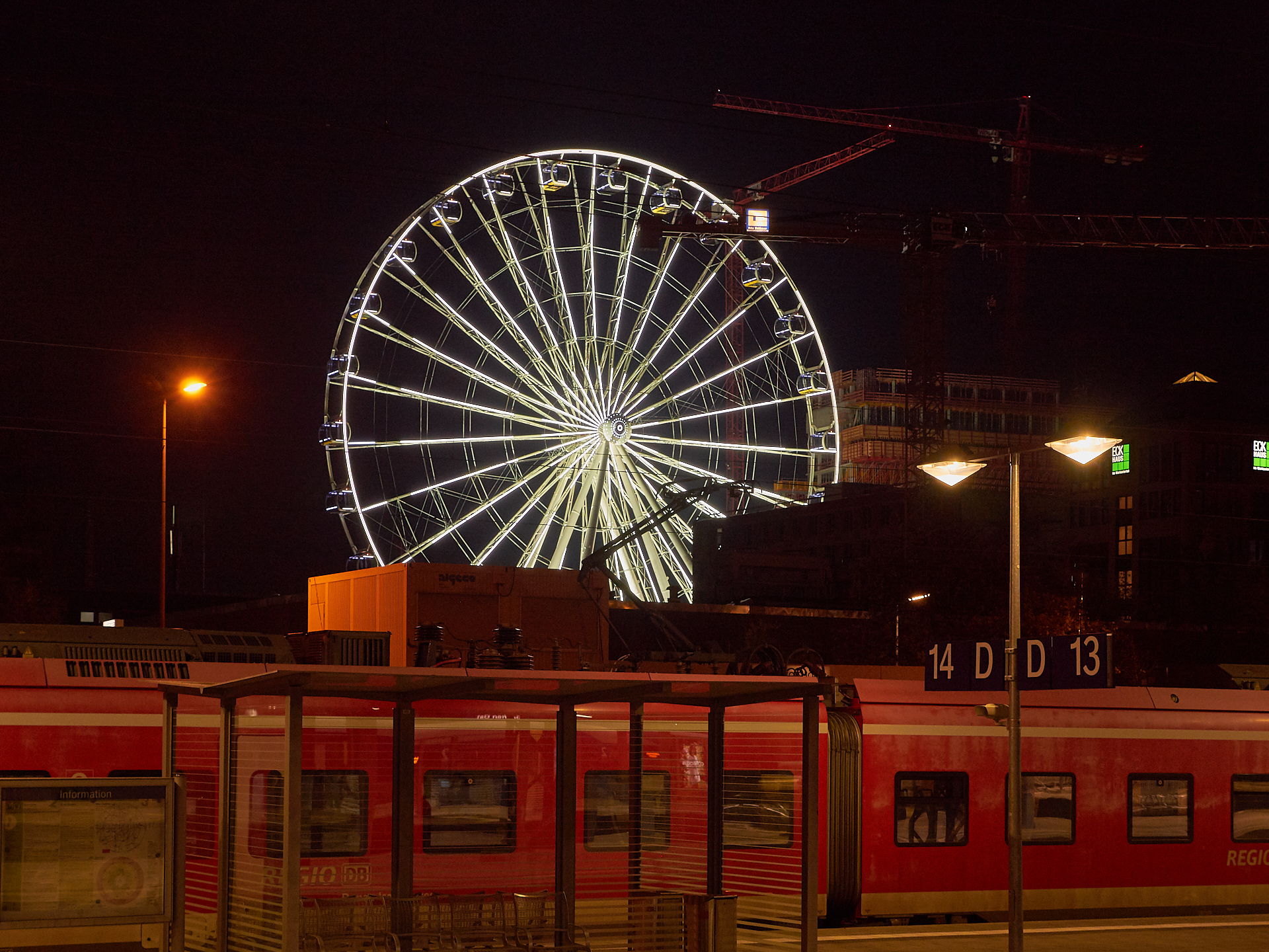 15.04.2019 - Das Riesenrad im Werksviertel in der Dämmerung und in der Nacht