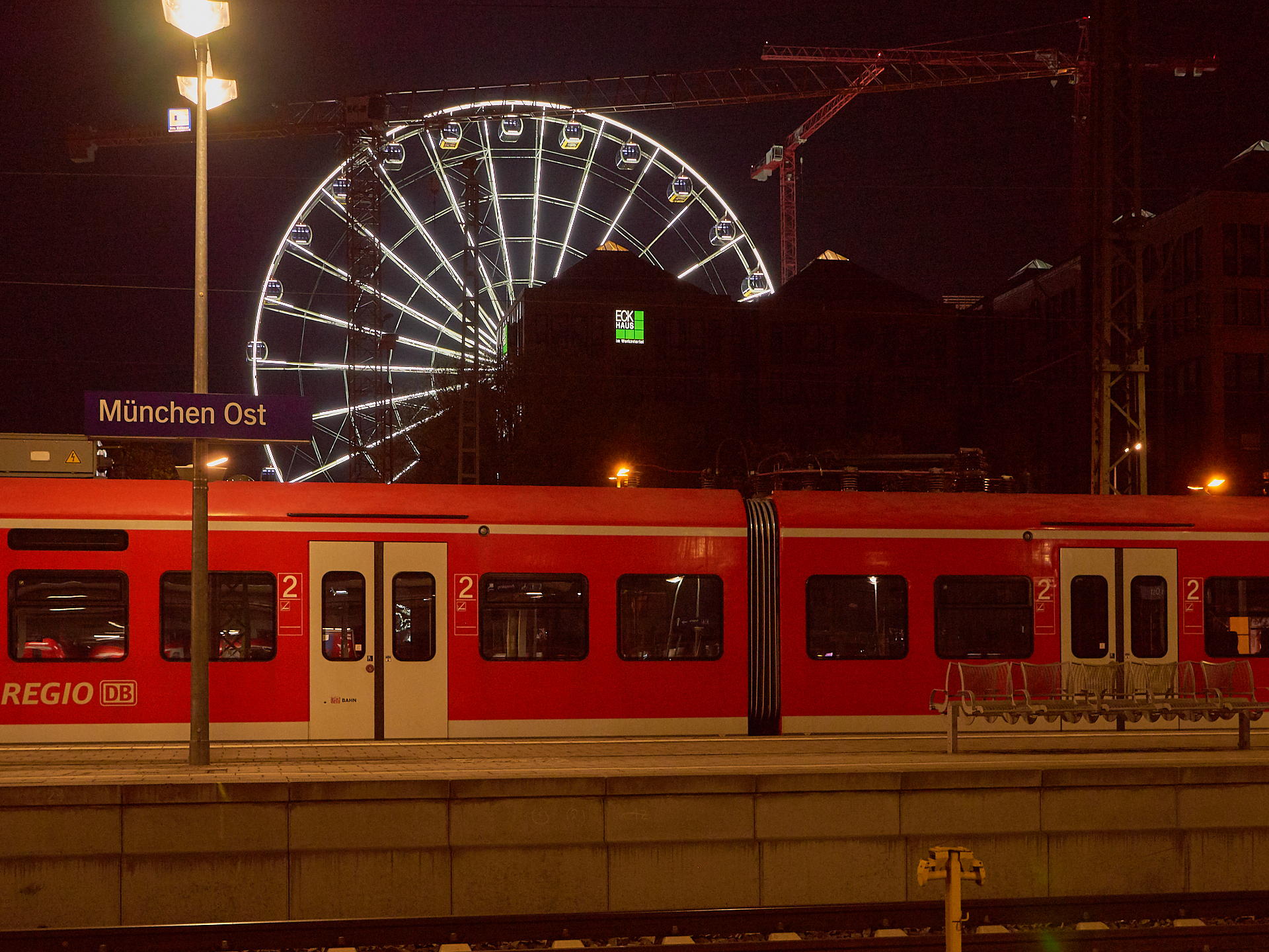 15.04.2019 - Das Riesenrad im Werksviertel in der Dämmerung und in der Nacht