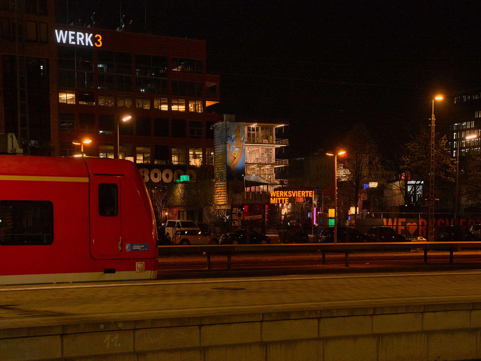 15.04.2019 - Das Riesenrad im Werksviertel in der Dämmerung und in der Nacht
