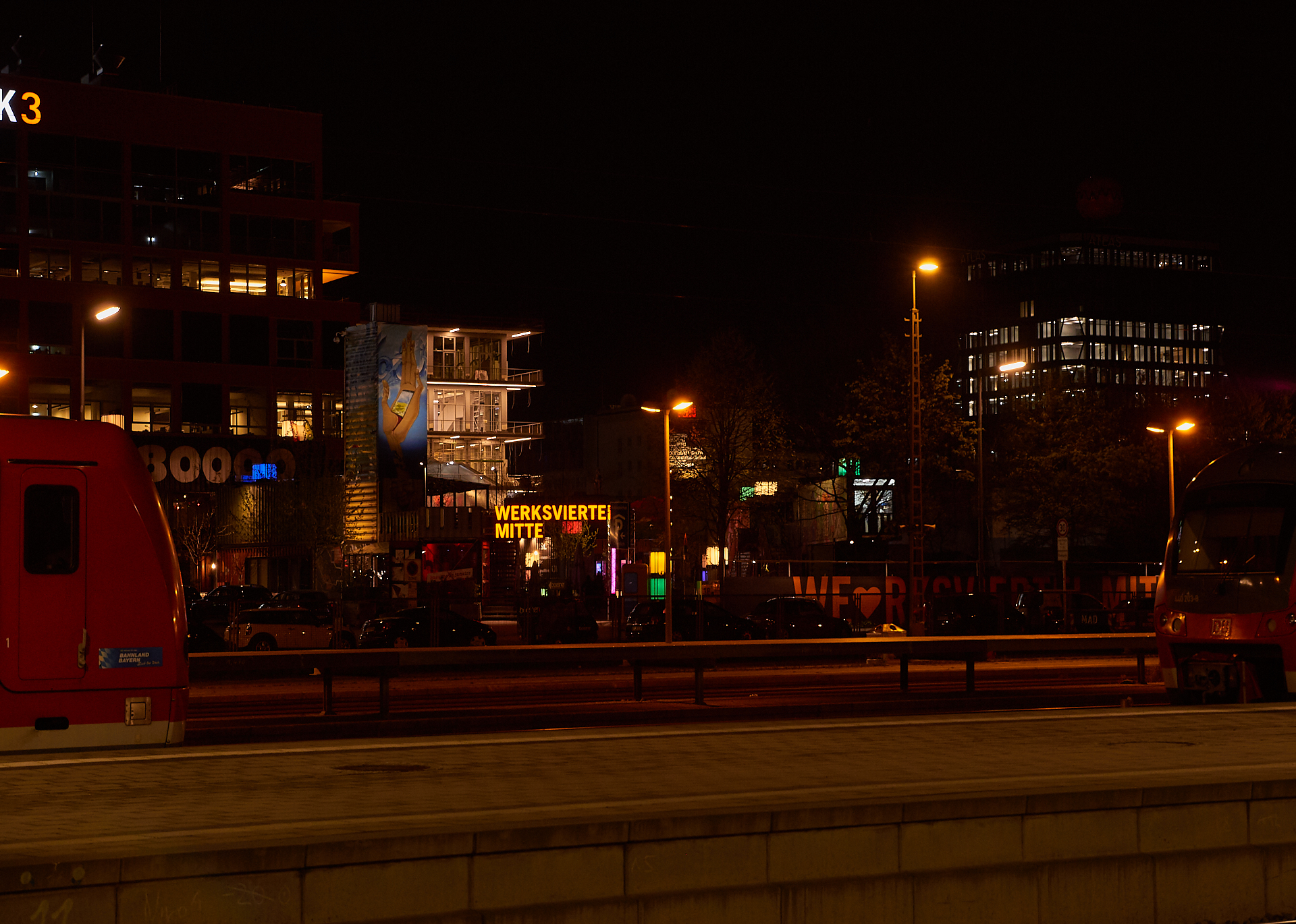 15.04.2019 - Das Riesenrad im Werksviertel in der Dämmerung und in der Nacht