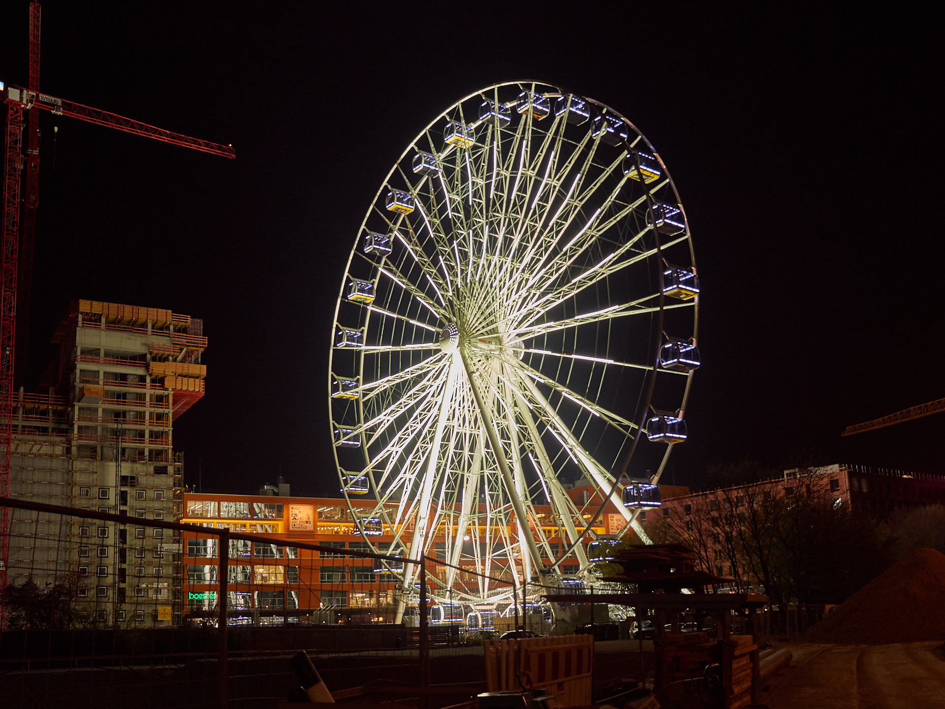 15.04.2019 - Das Riesenrad im Werksviertel in der Dämmerung und in der Nacht