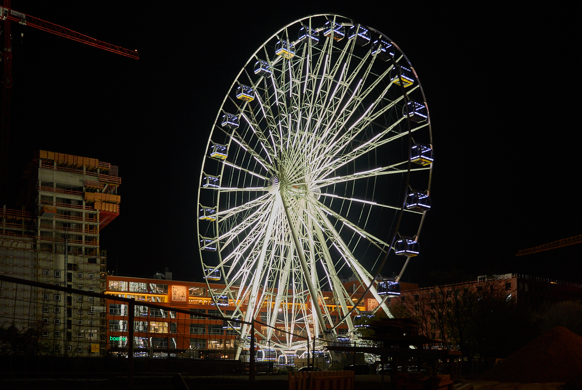 15.04.2019 - Das Riesenrad im Werksviertel in der Dämmerung und in der Nacht