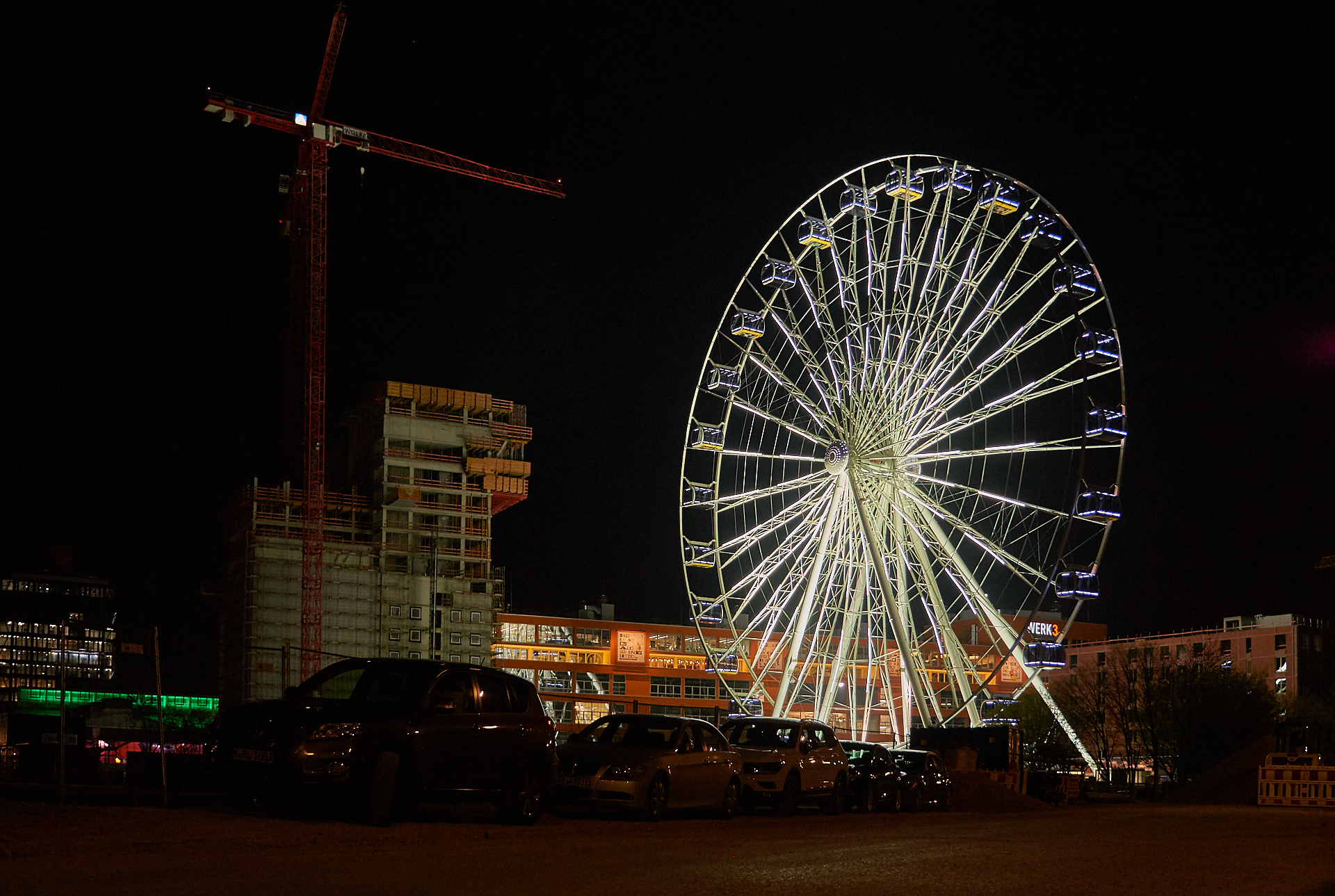 15.04.2019 - Das Riesenrad im Werksviertel in der Dämmerung und in der Nacht