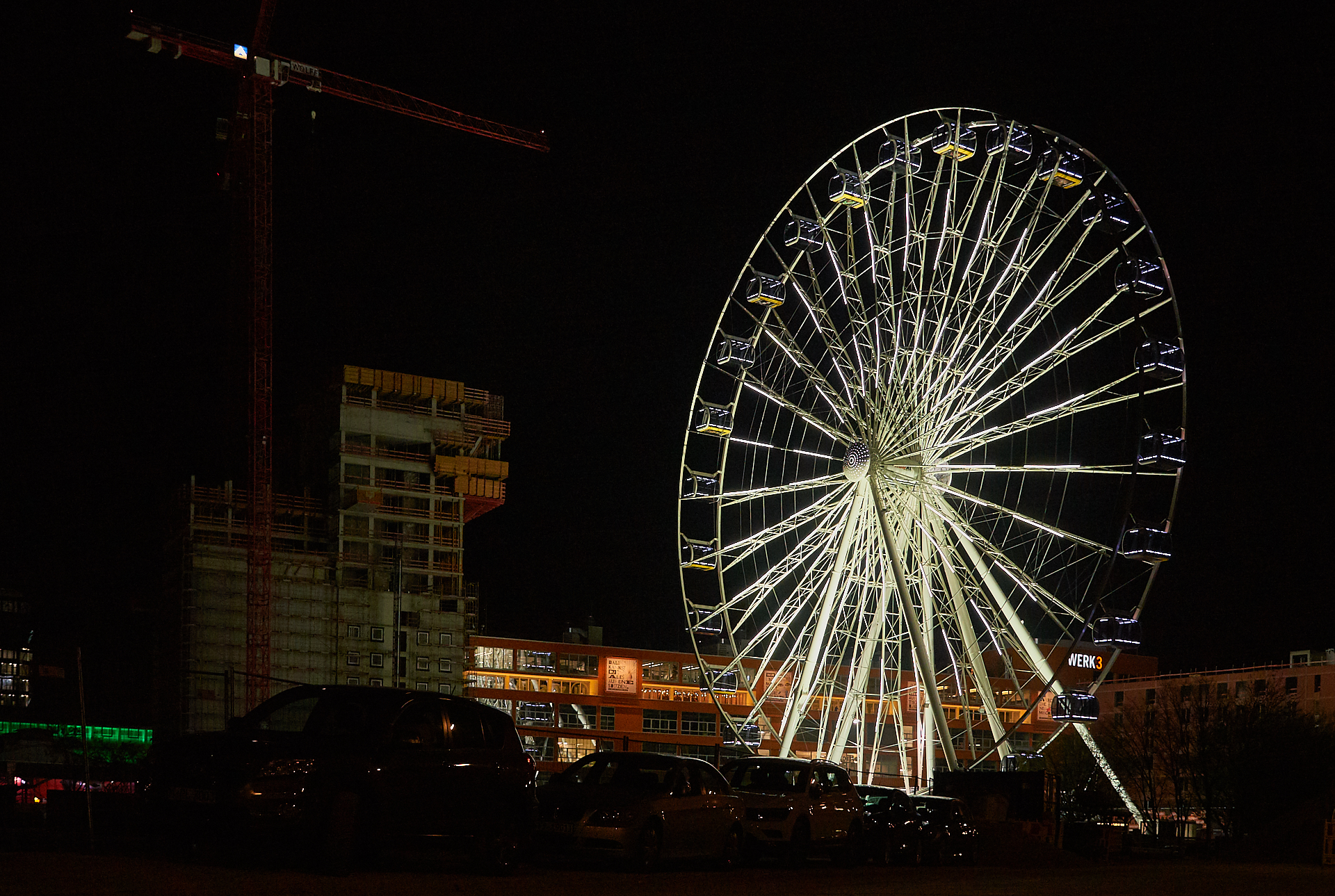15.04.2019 - Das Riesenrad im Werksviertel in der Dämmerung und in der Nacht