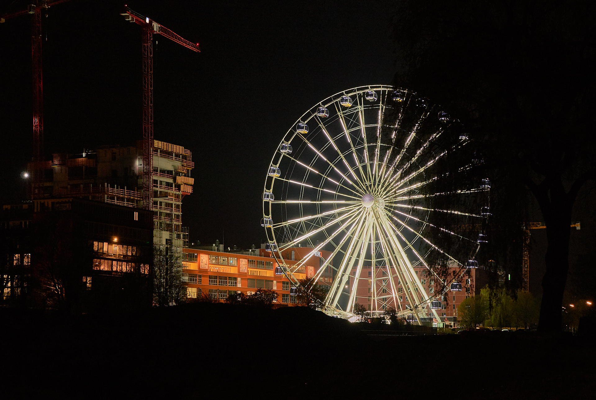 15.04.2019 - Das Riesenrad im Werksviertel in der Dämmerung und in der Nacht