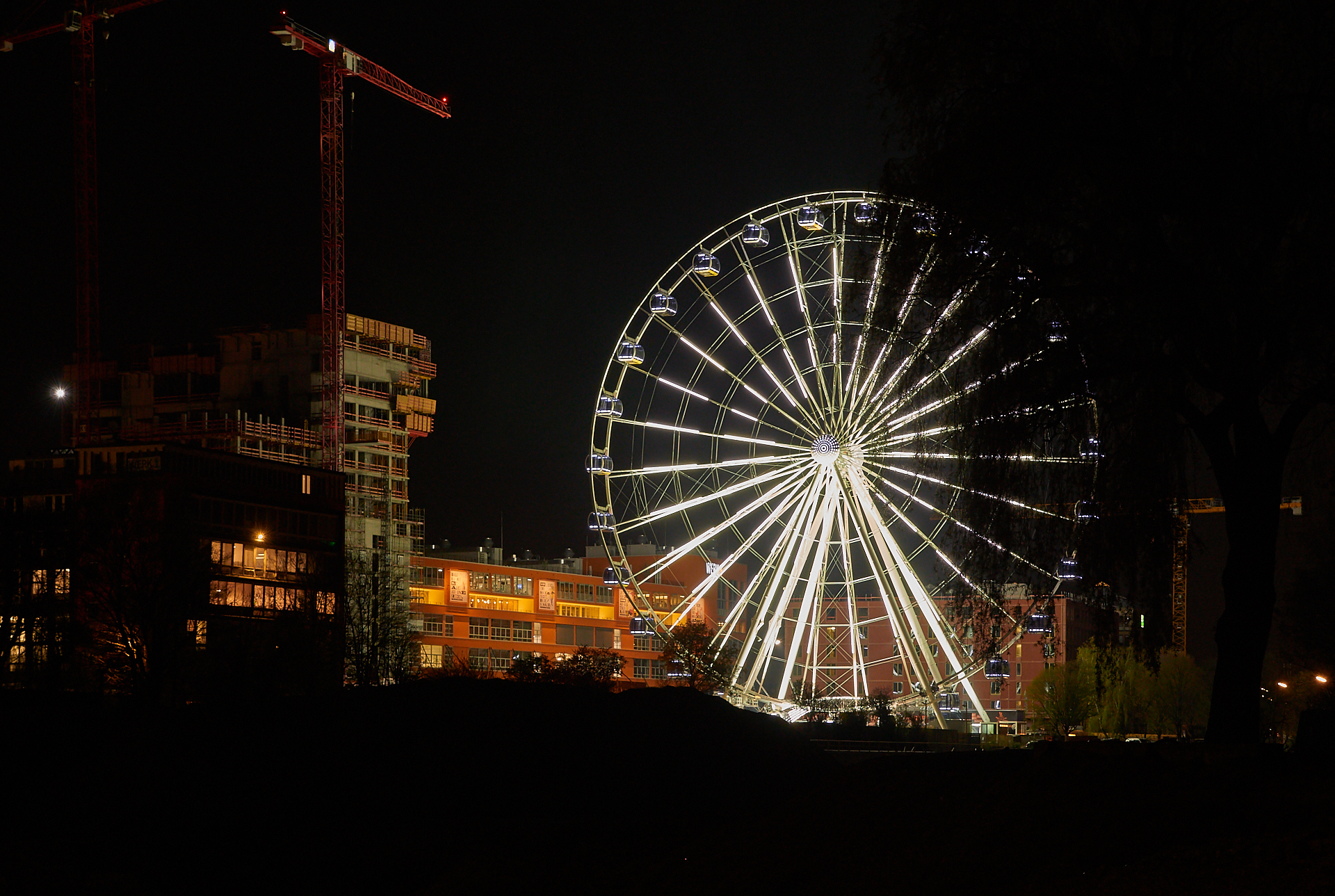 15.04.2019 - Das Riesenrad im Werksviertel in der Dämmerung und in der Nacht