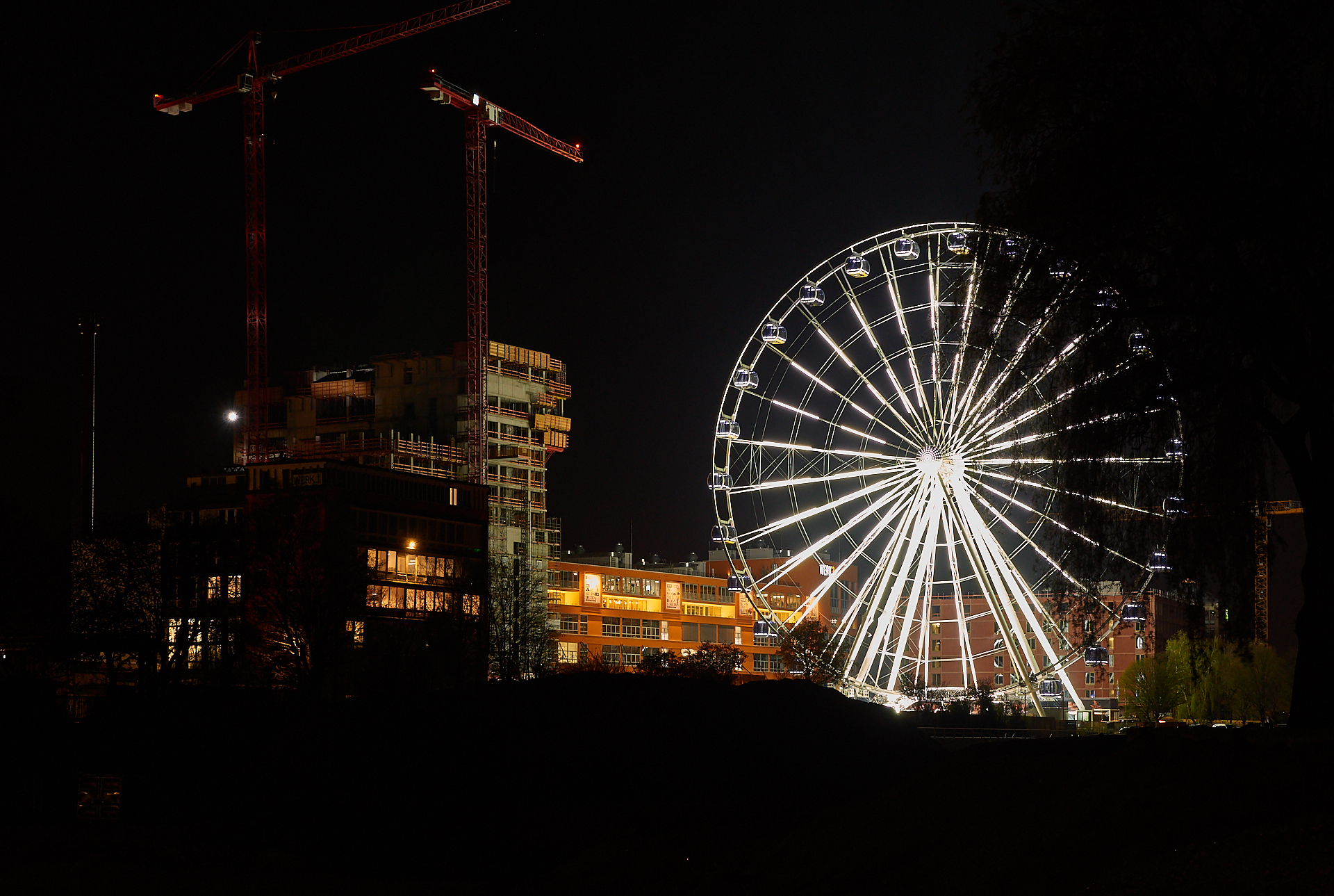 15.04.2019 - Das Riesenrad im Werksviertel in der Dämmerung und in der Nacht
