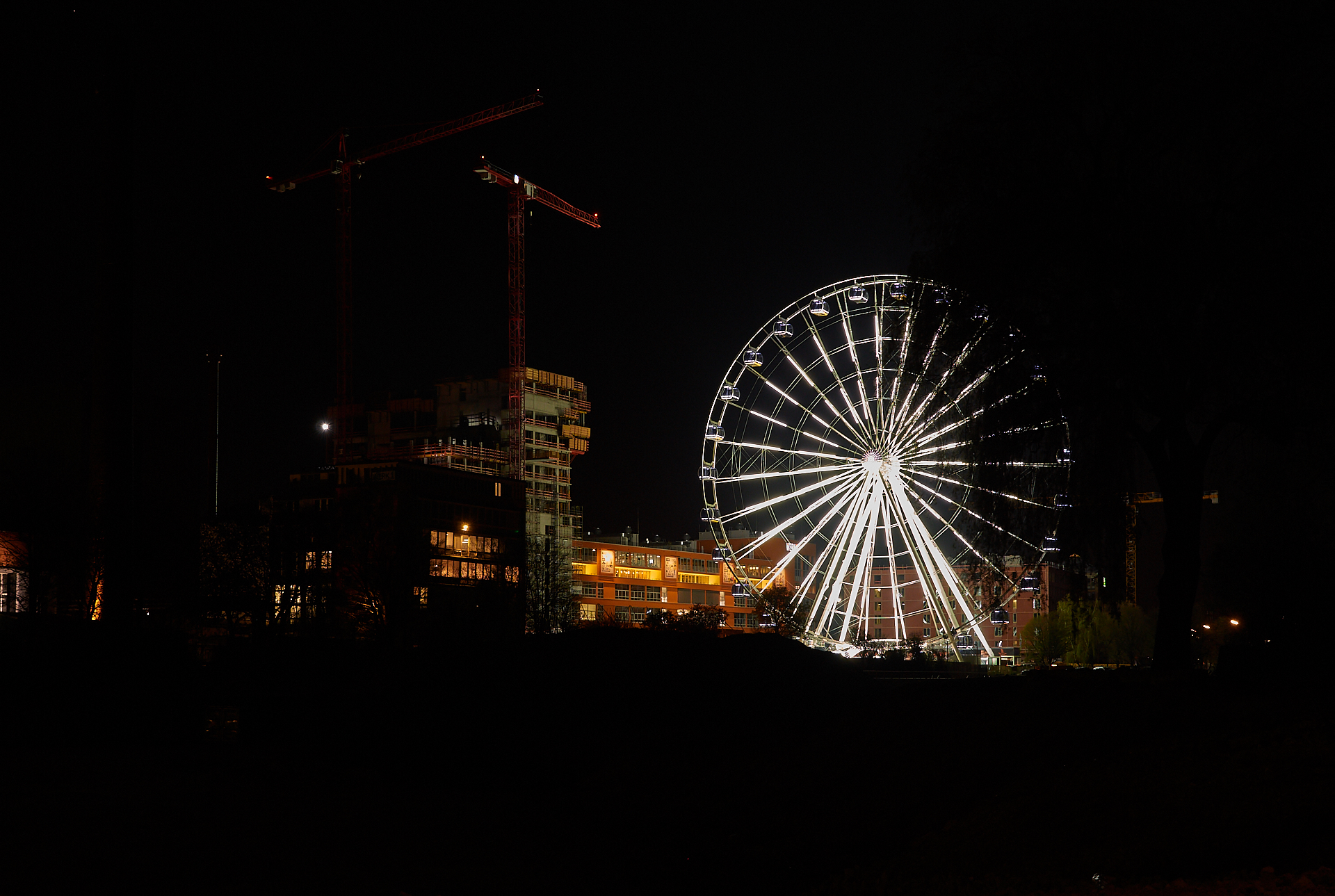 15.04.2019 - Das Riesenrad im Werksviertel in der Dämmerung und in der Nacht