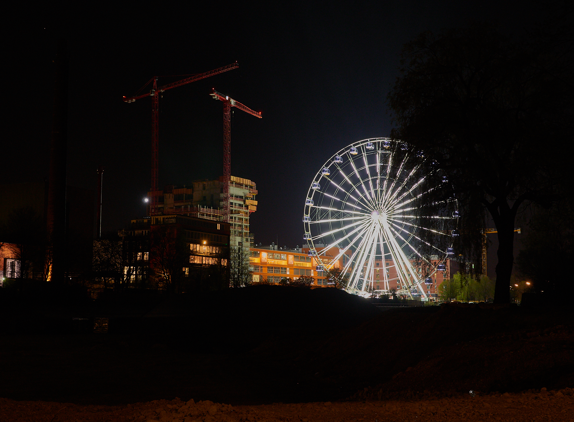 15.04.2019 - Das Riesenrad im Werksviertel in der Dämmerung und in der Nacht