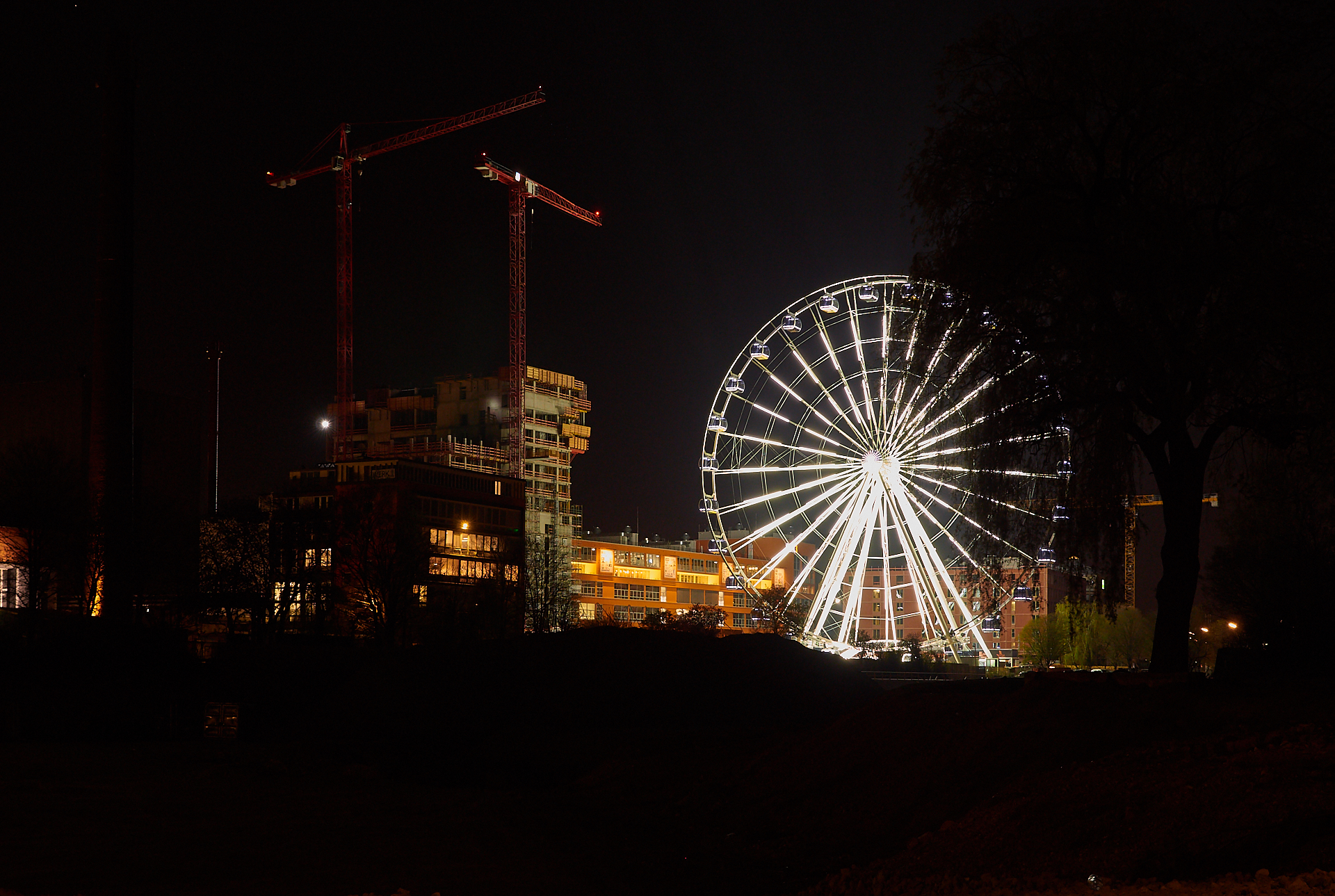 15.04.2019 - Das Riesenrad im Werksviertel in der Dämmerung und in der Nacht