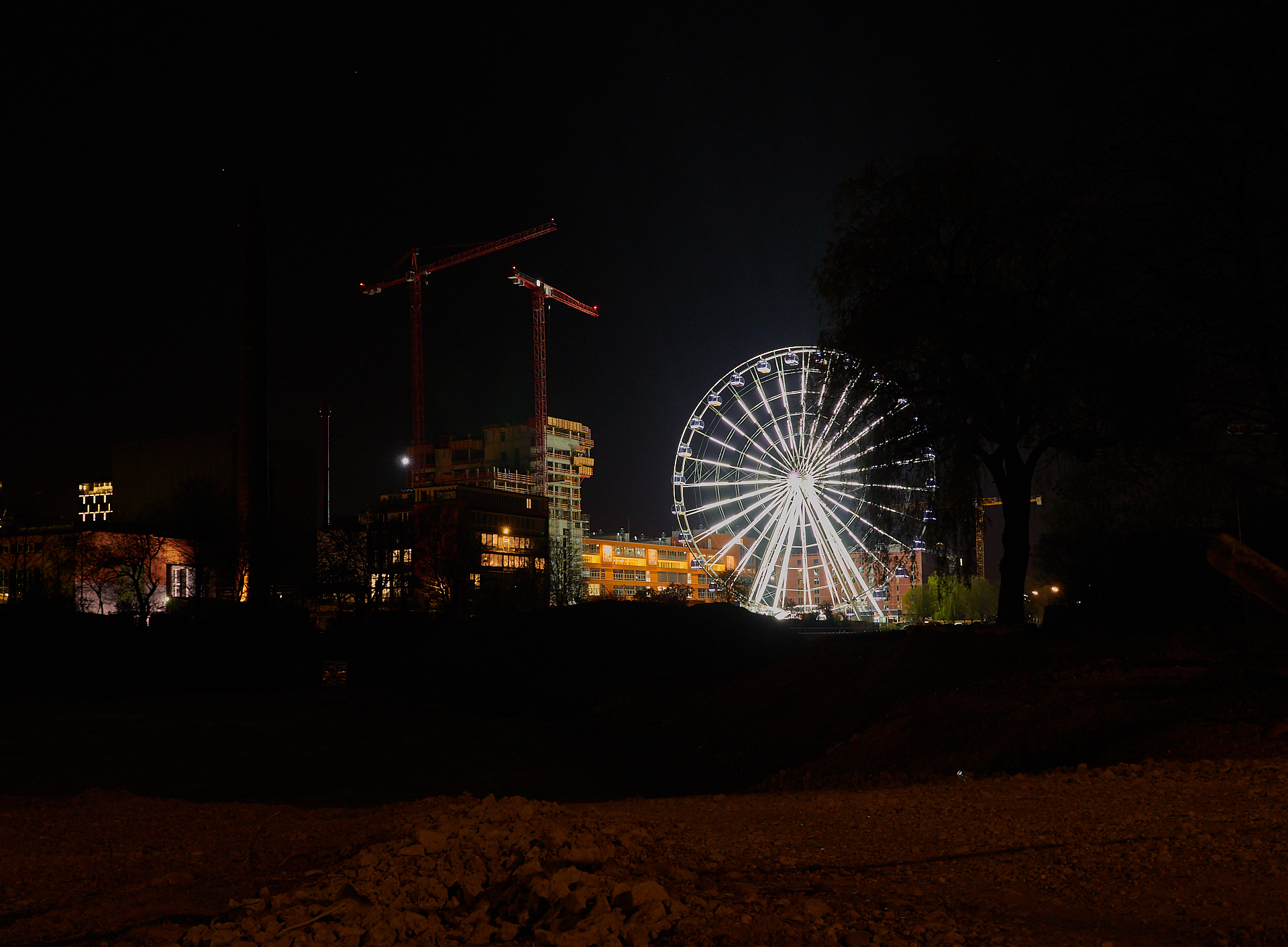 15.04.2019 - Das Riesenrad im Werksviertel in der Dämmerung und in der Nacht