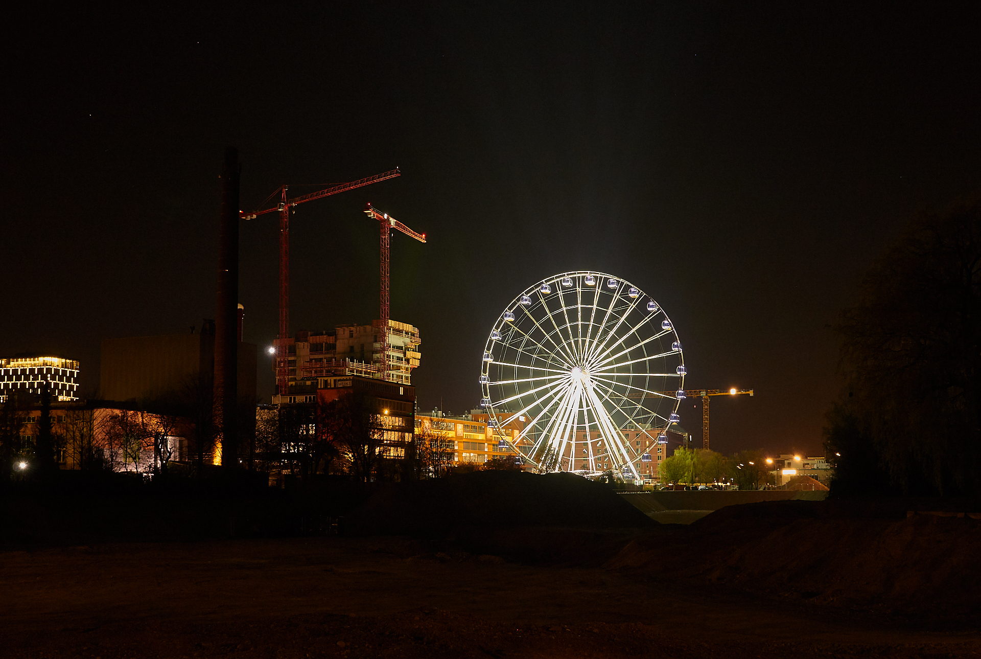 15.04.2019 - Das Riesenrad im Werksviertel in der Dämmerung und in der Nacht