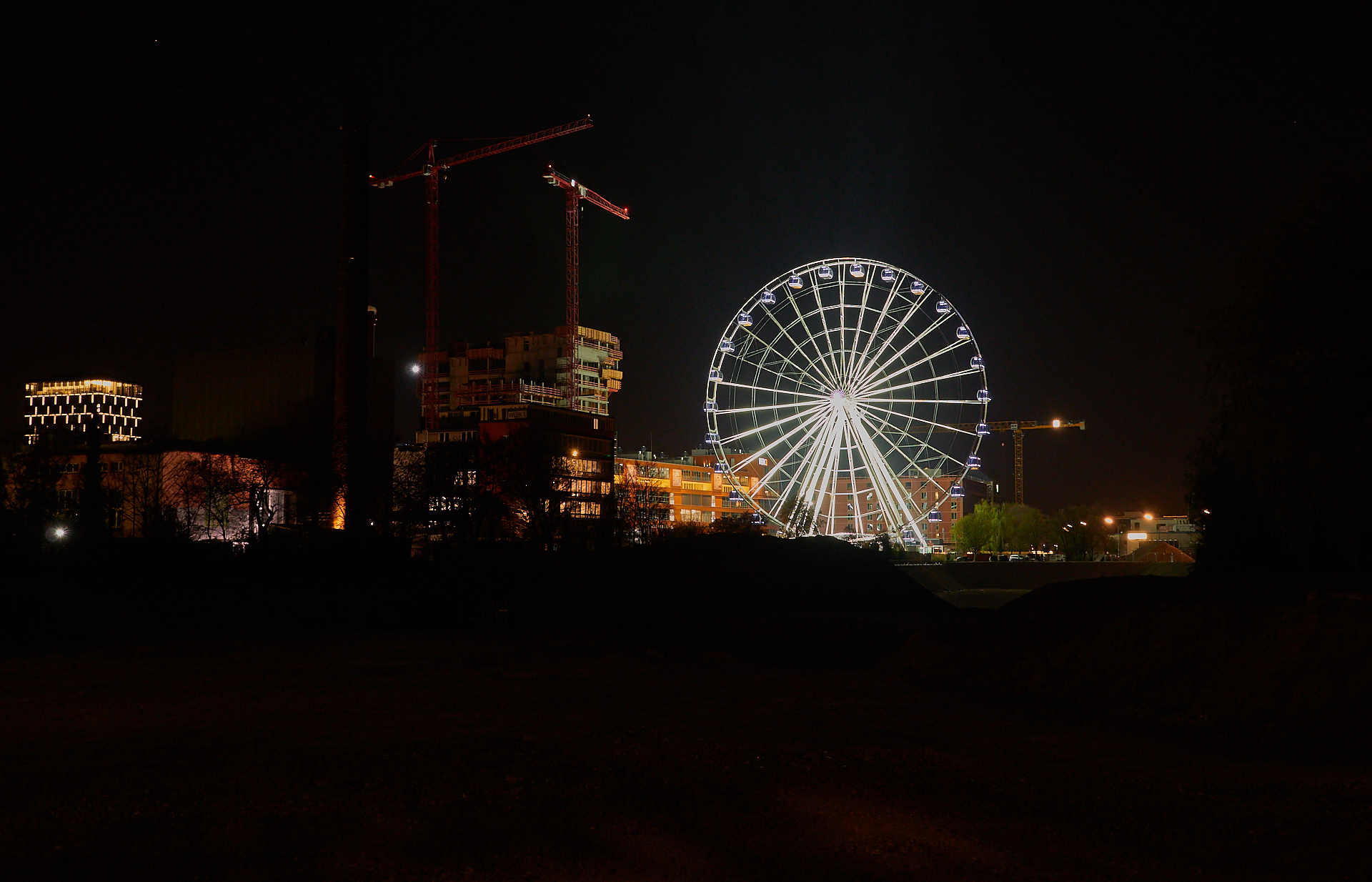 15.04.2019 - Das Riesenrad im Werksviertel in der Dämmerung und in der Nacht