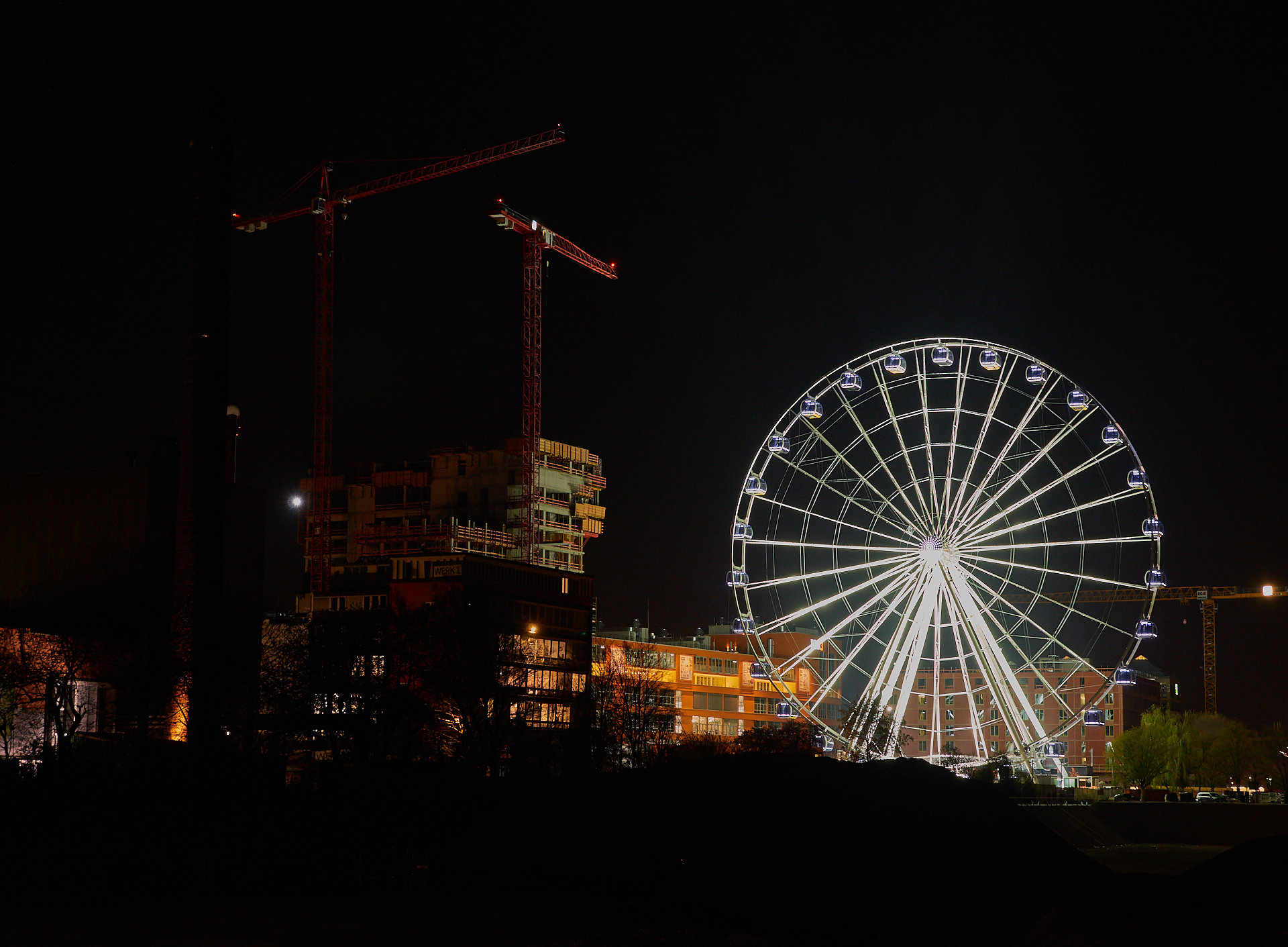 15.04.2019 - Das Riesenrad im Werksviertel in der Dämmerung und in der Nacht