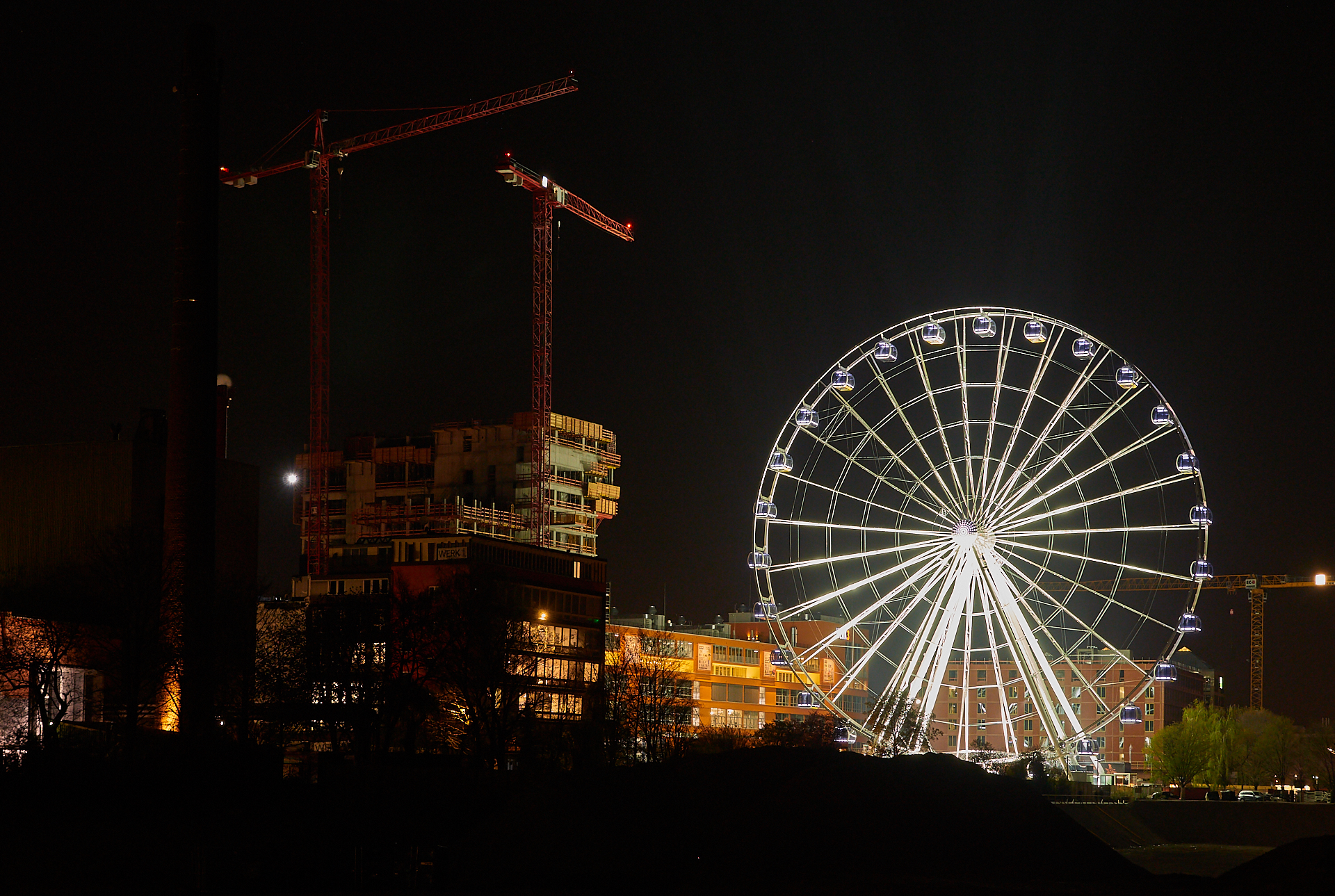 15.04.2019 - Das Riesenrad im Werksviertel in der Dämmerung und in der Nacht