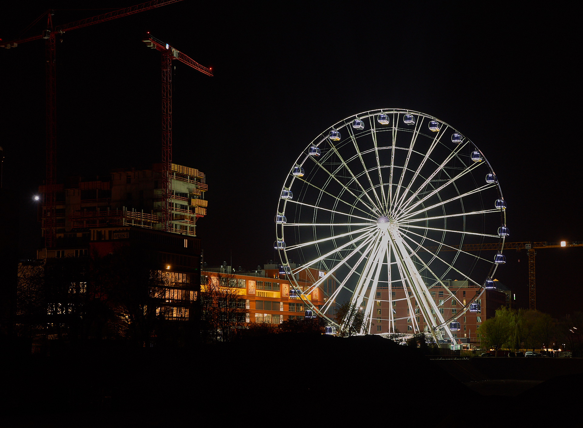 15.04.2019 - Das Riesenrad im Werksviertel in der Dämmerung und in der Nacht