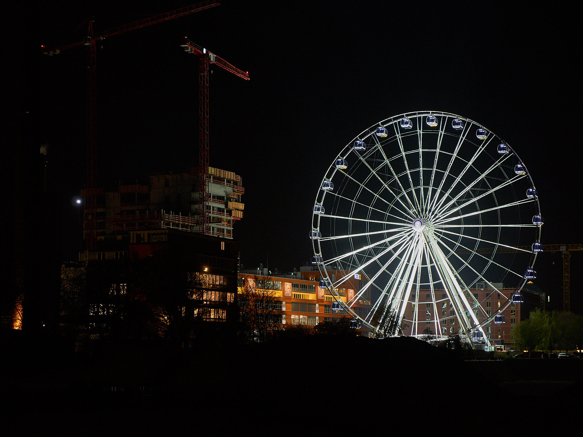 15.04.2019 - Das Riesenrad im Werksviertel in der Dämmerung und in der Nacht