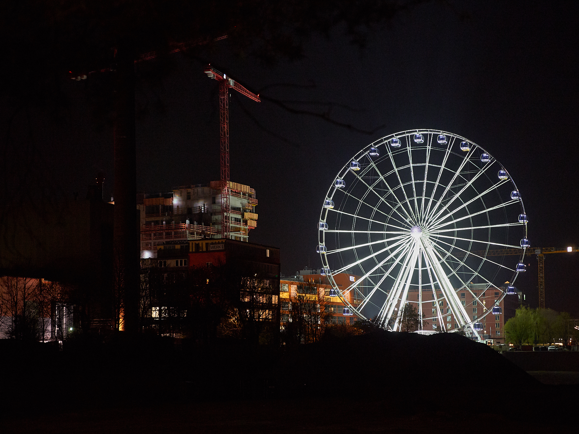 15.04.2019 - Das Riesenrad im Werksviertel in der Dämmerung und in der Nacht