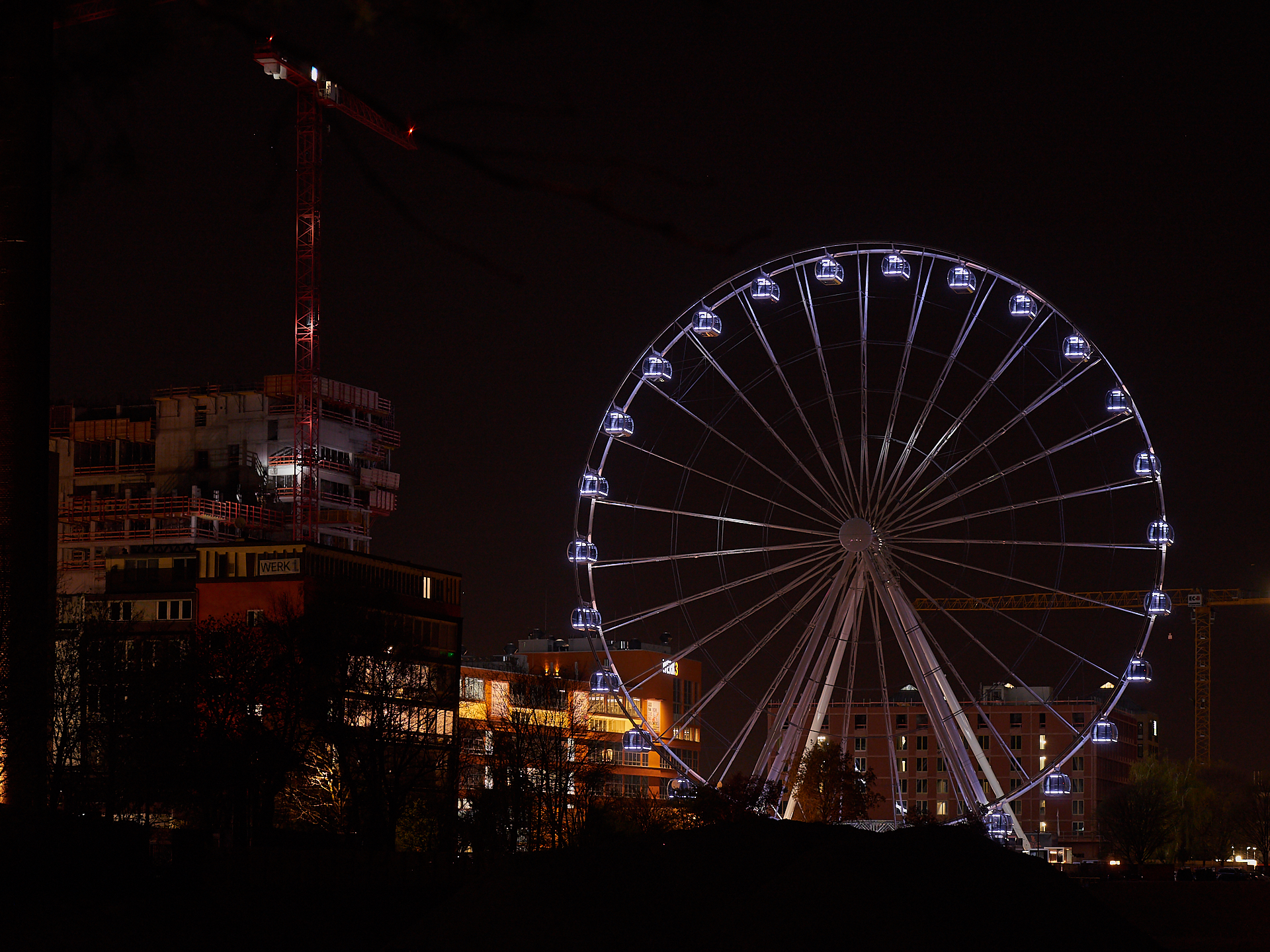 15.04.2019 - Das Riesenrad im Werksviertel in der Dämmerung und in der Nacht