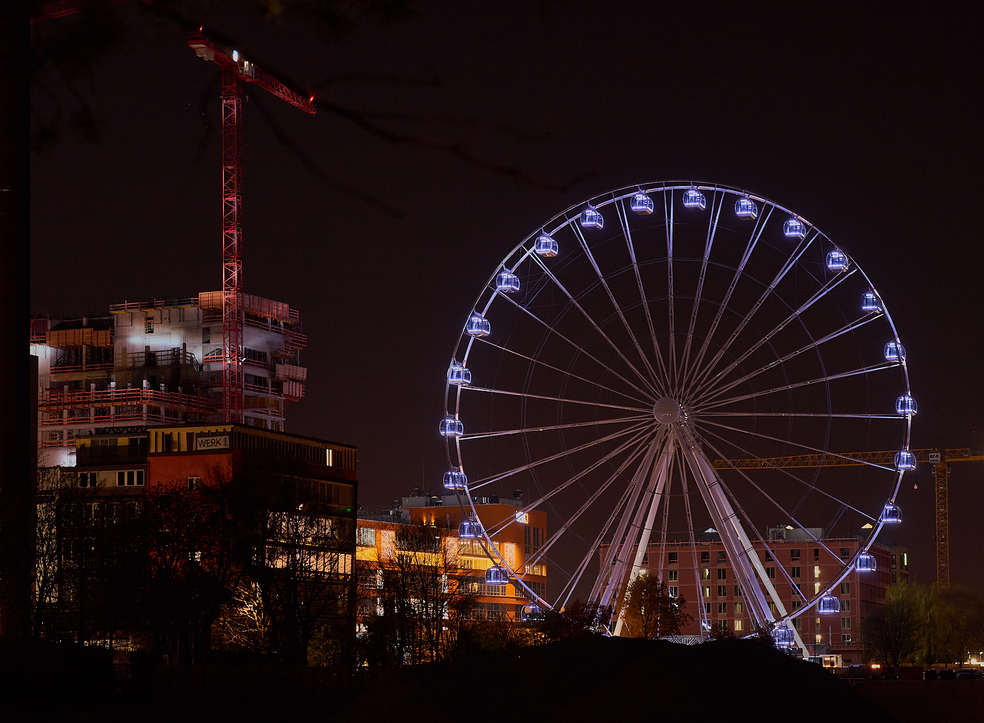 15.04.2019 - Das Riesenrad im Werksviertel in der Dämmerung und in der Nacht