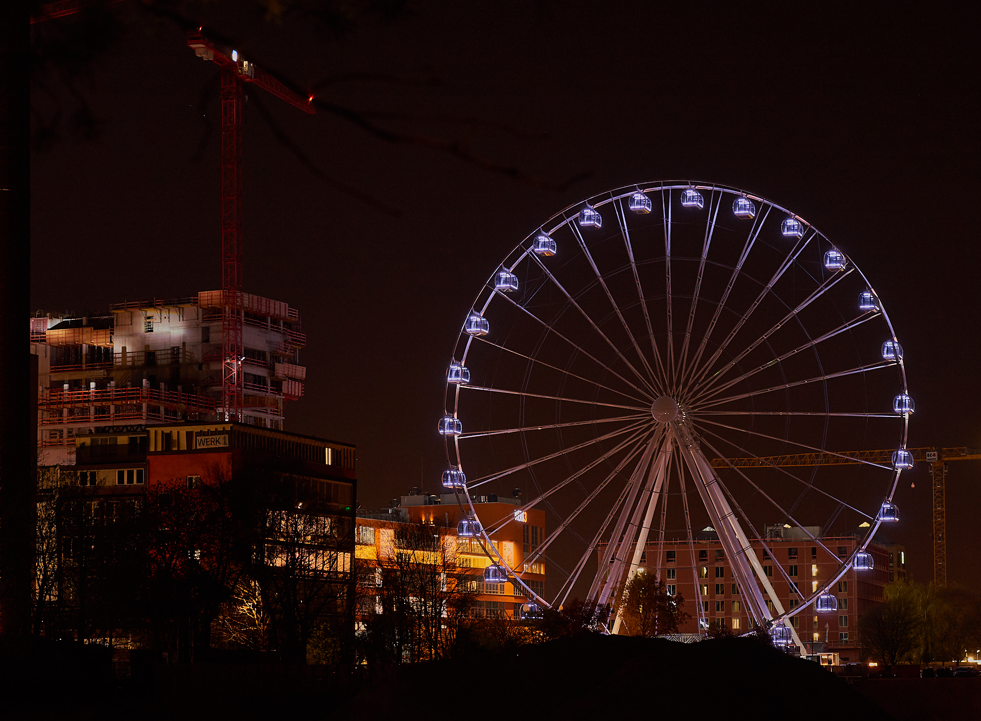 15.04.2019 - Das Riesenrad im Werksviertel in der Dämmerung und in der Nacht