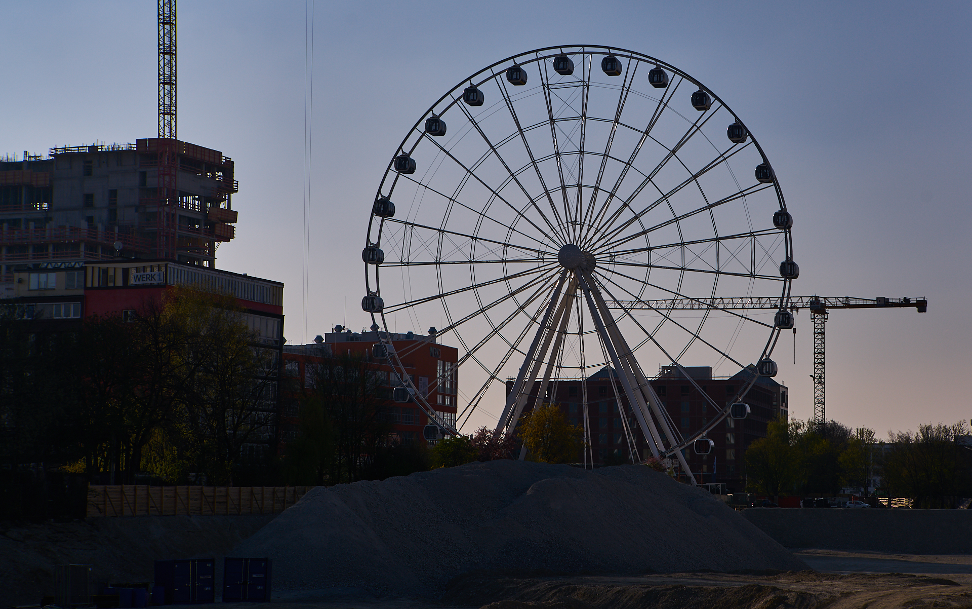 15.04.2019 - Das Riesenrad im Werksviertel in der Dämmerung und in der Nacht