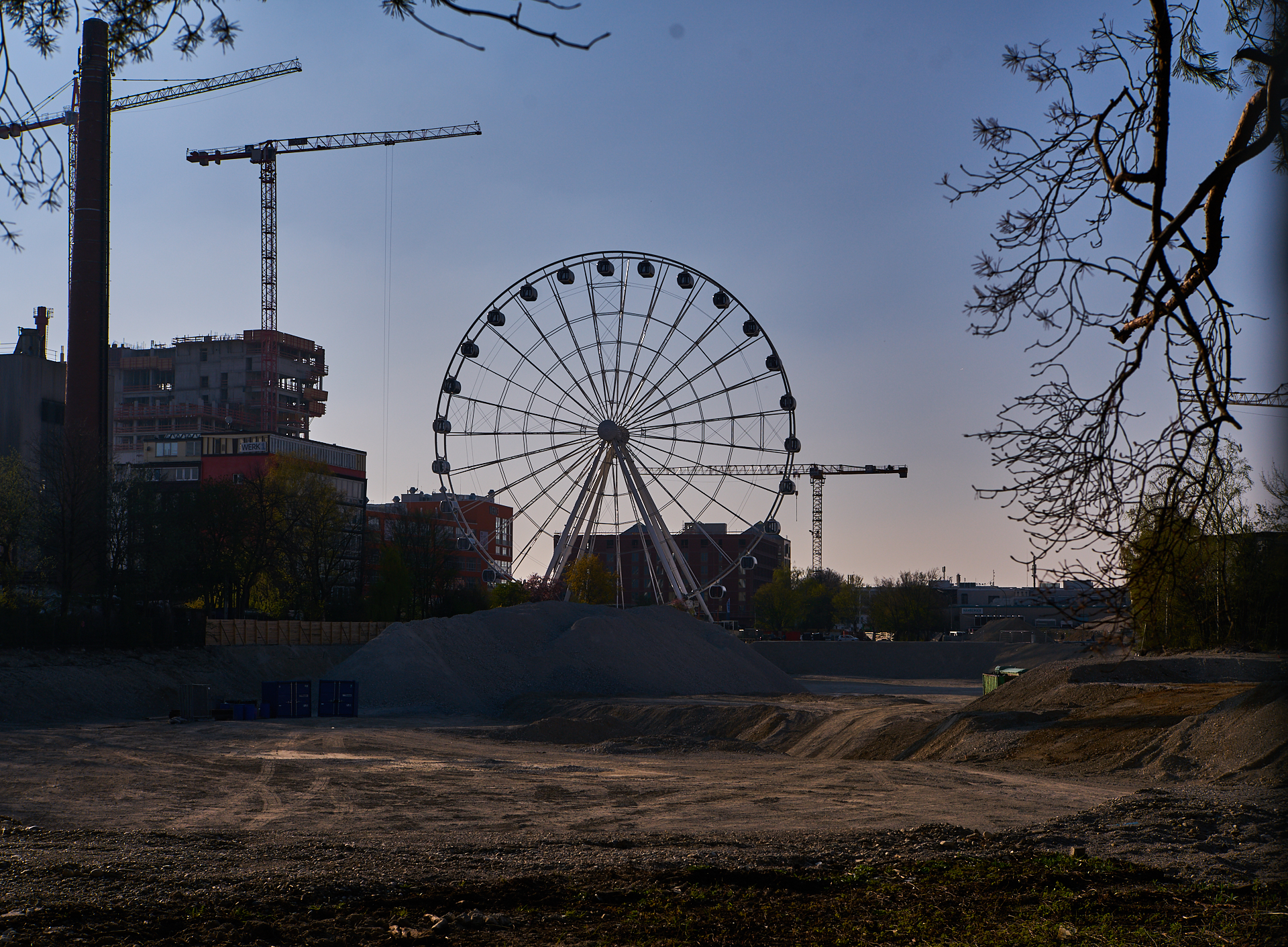 15.04.2019 - Das Riesenrad im Werksviertel in der Dämmerung und in der Nacht