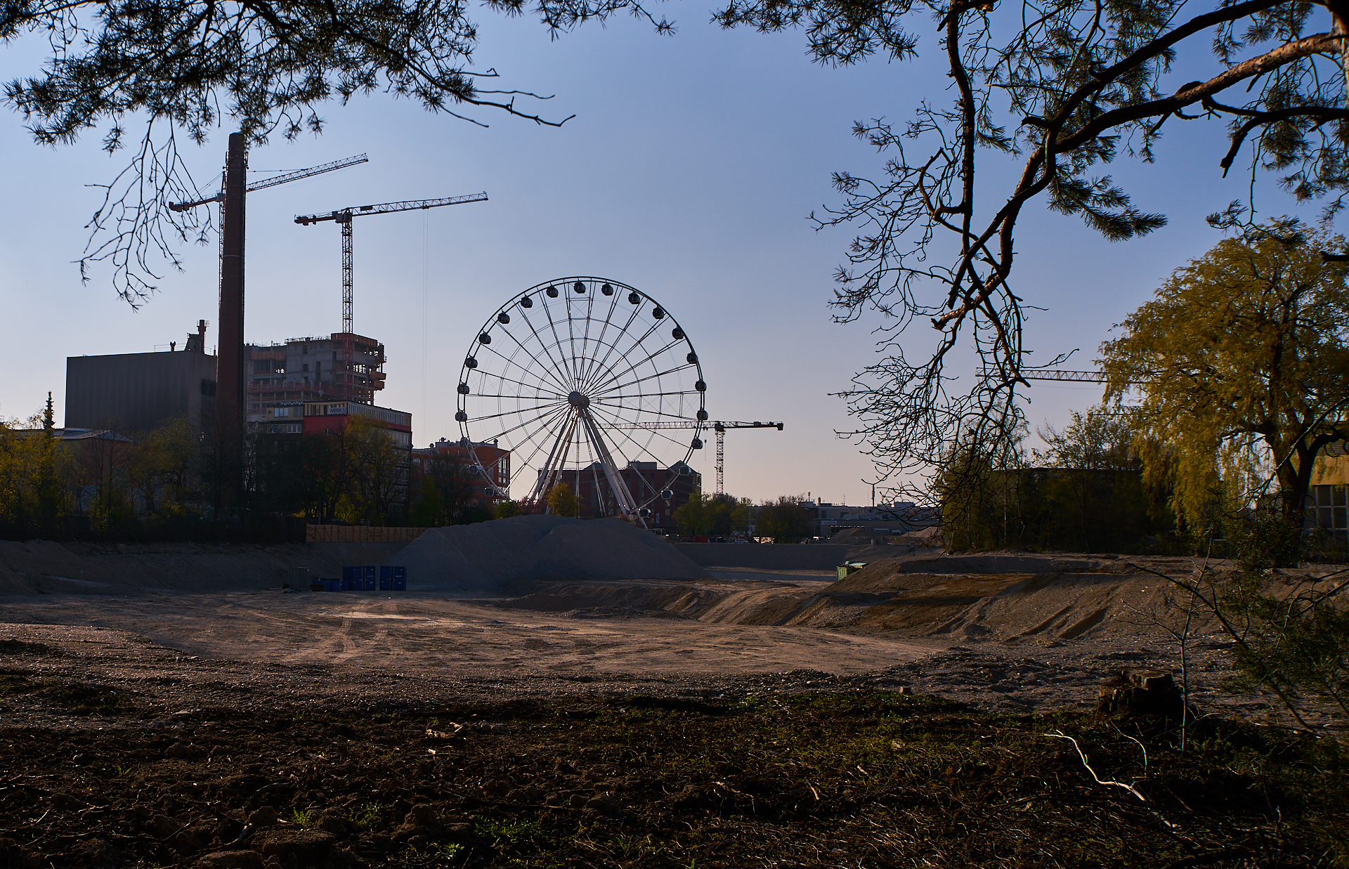 15.04.2019 - Das Riesenrad im Werksviertel in der Dämmerung und in der Nacht