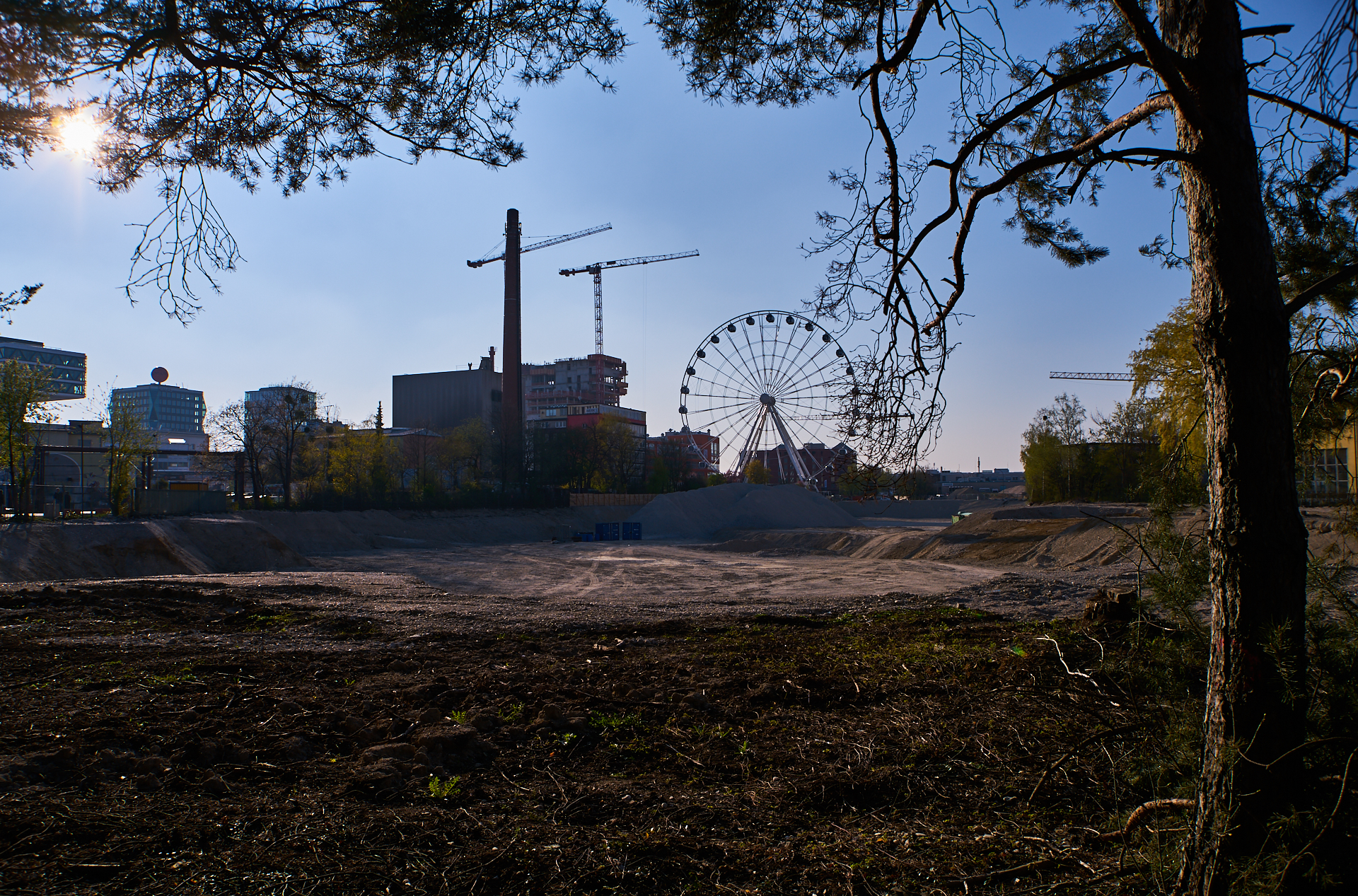 15.04.2019 - Das Riesenrad im Werksviertel in der Dämmerung und in der Nacht