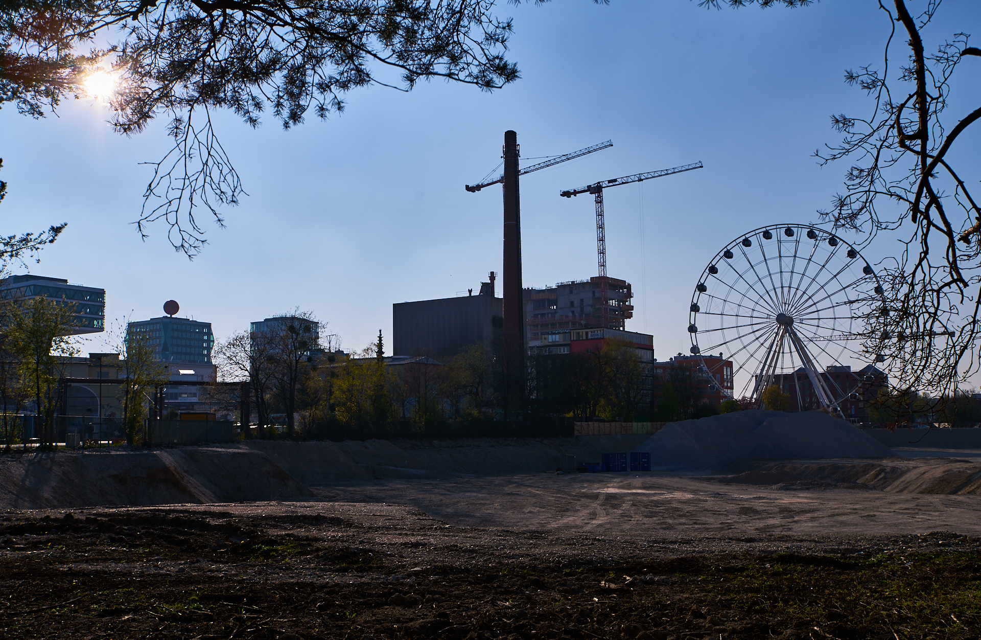 15.04.2019 - Das Riesenrad im Werksviertel in der Dämmerung und in der Nacht
